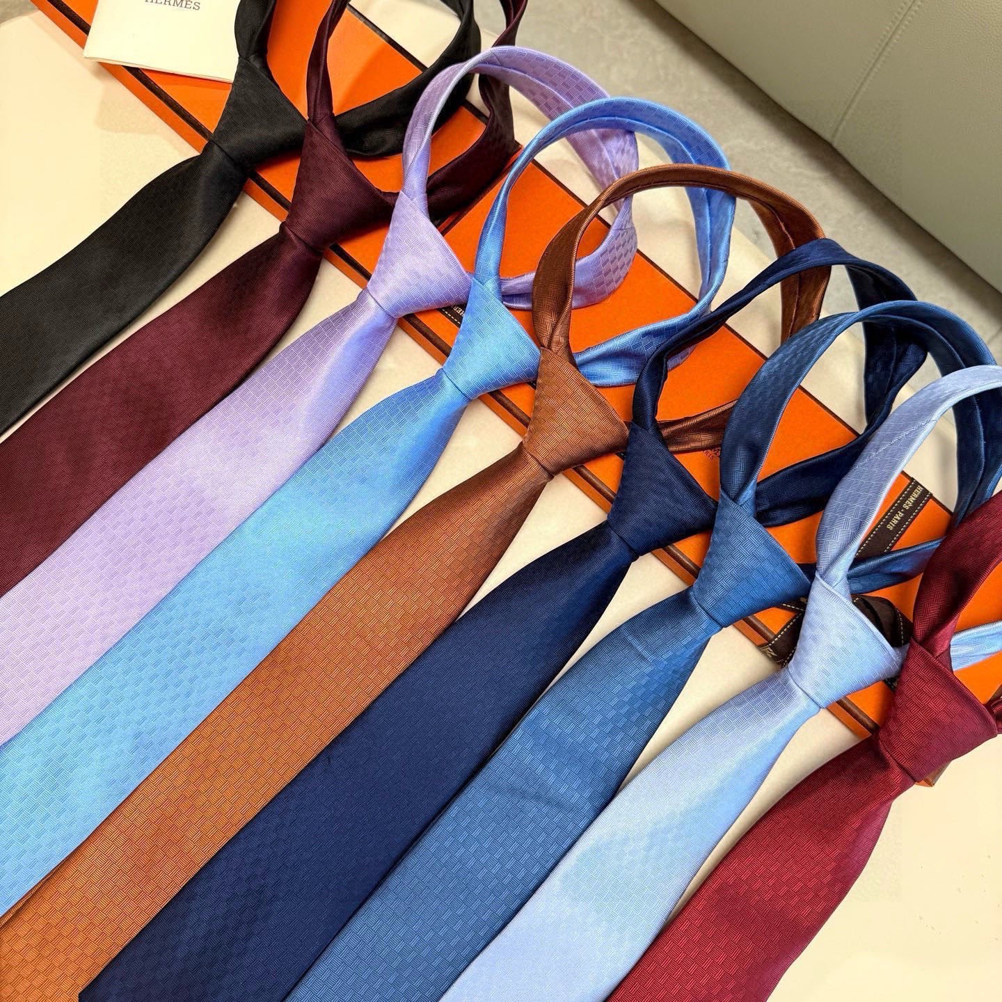 🌾“幸福之钥”官方新色到货！9色！爱马仕领带是每位男士衣橱中不可或缺的单品，也是一段故事的起源。仅有一条