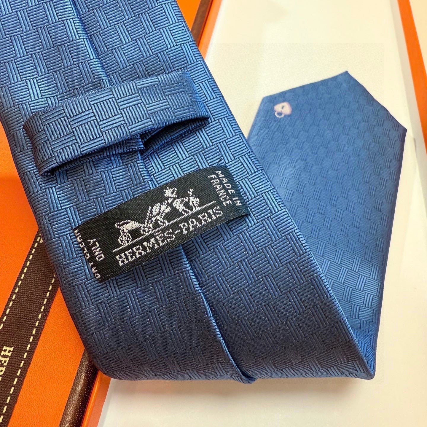 🌾“幸福之钥”官方新色到货！9色！爱马仕领带是每位男士衣橱中不可或缺的单品，也是一段故事的起源。仅有一条