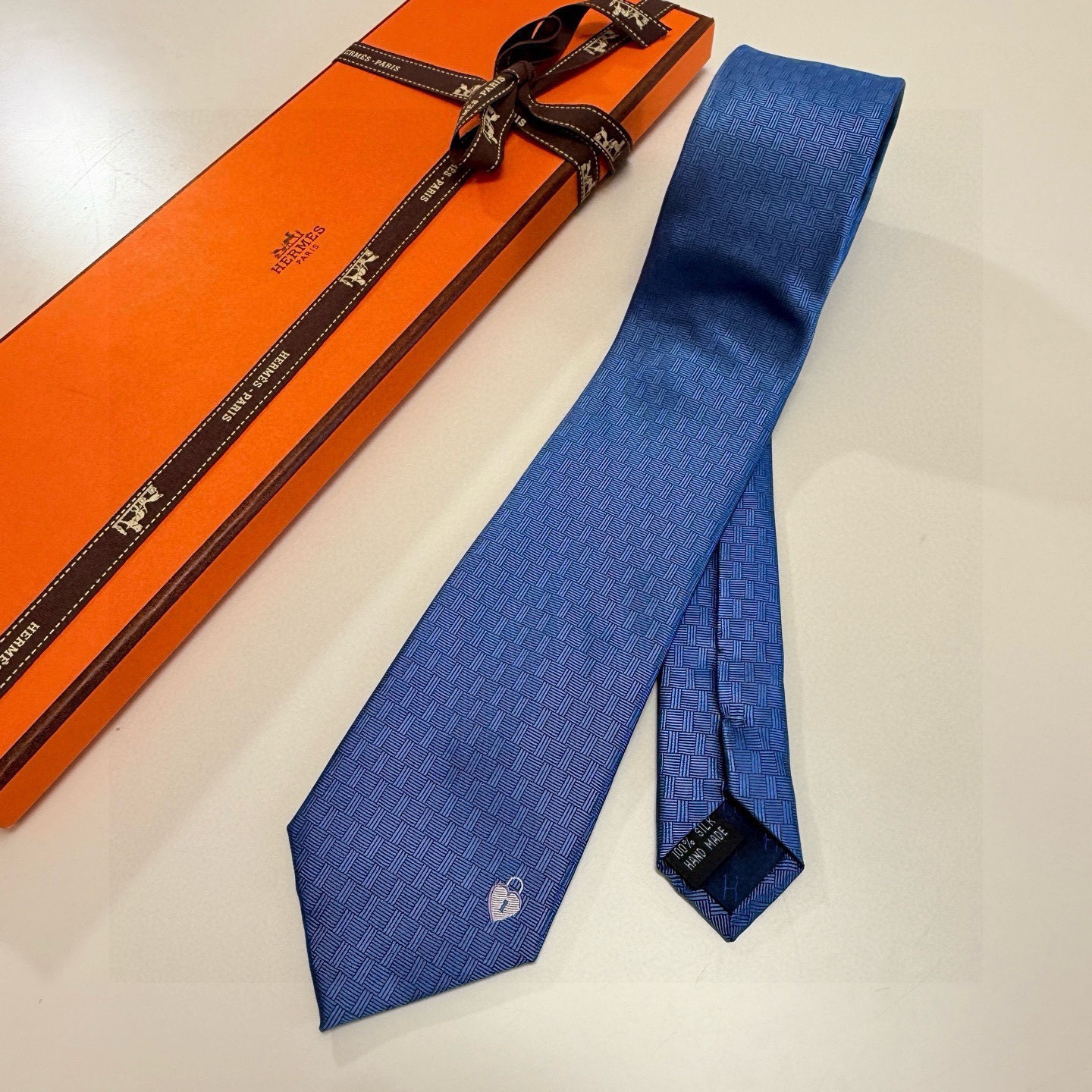 🌾“幸福之钥”官方新色到货！9色！爱马仕领带是每位男士衣橱中不可或缺的单品，也是一段故事的起源。仅有一条