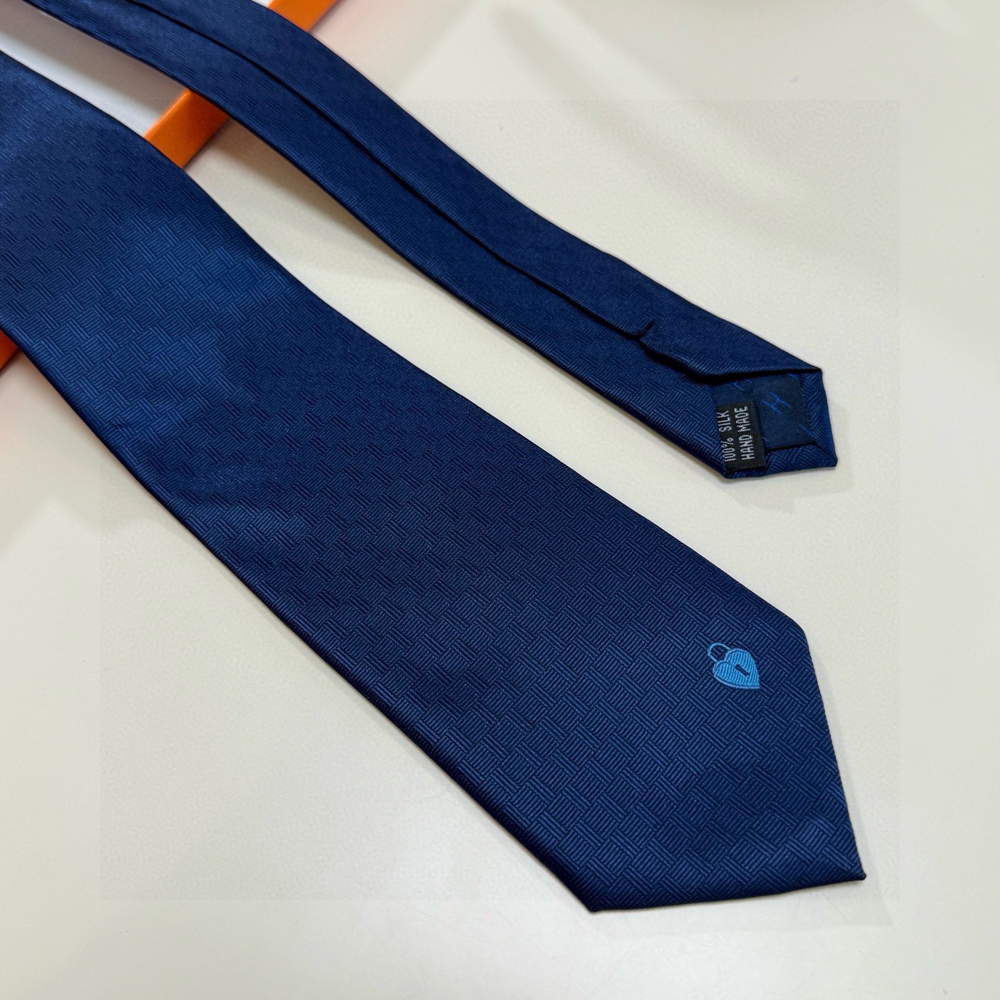 🌾“幸福之钥”官方新色到货！9色！爱马仕领带是每位男士衣橱中不可或缺的单品，也是一段故事的起源。仅有一条