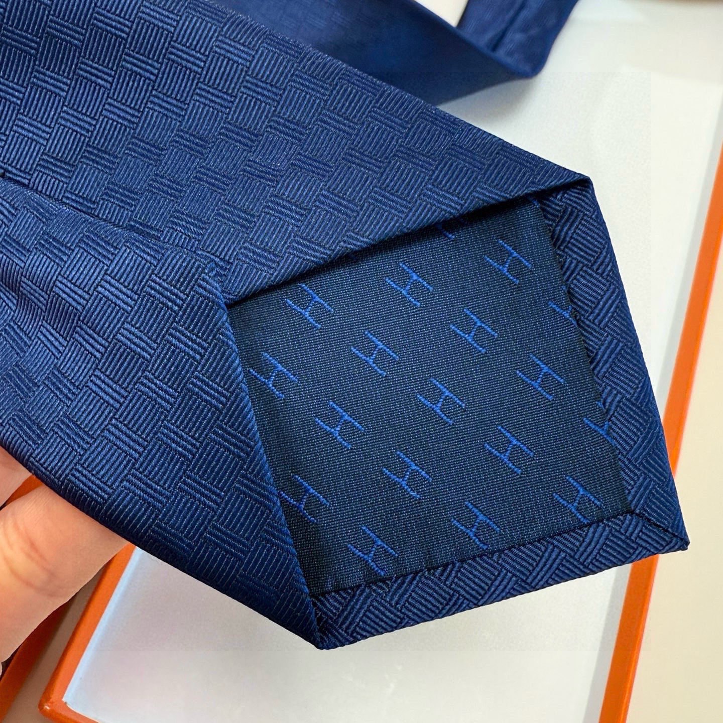 🌾“幸福之钥”官方新色到货！9色！爱马仕领带是每位男士衣橱中不可或缺的单品，也是一段故事的起源。仅有一条