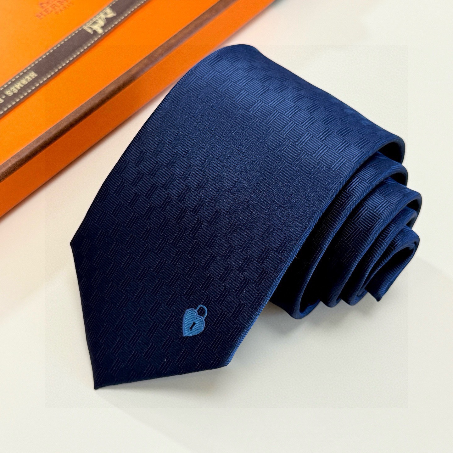 🌾“幸福之钥”官方新色到货！9色！爱马仕领带是每位男士衣橱中不可或缺的单品，也是一段故事的起源。仅有一条