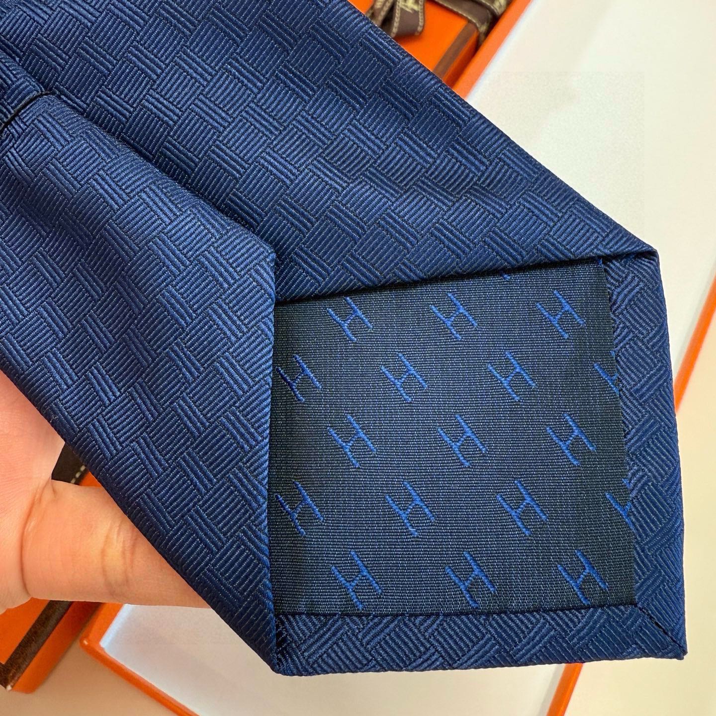 🌾“幸福之钥”官方新色到货！9色！爱马仕领带是每位男士衣橱中不可或缺的单品，也是一段故事的起源。仅有一条