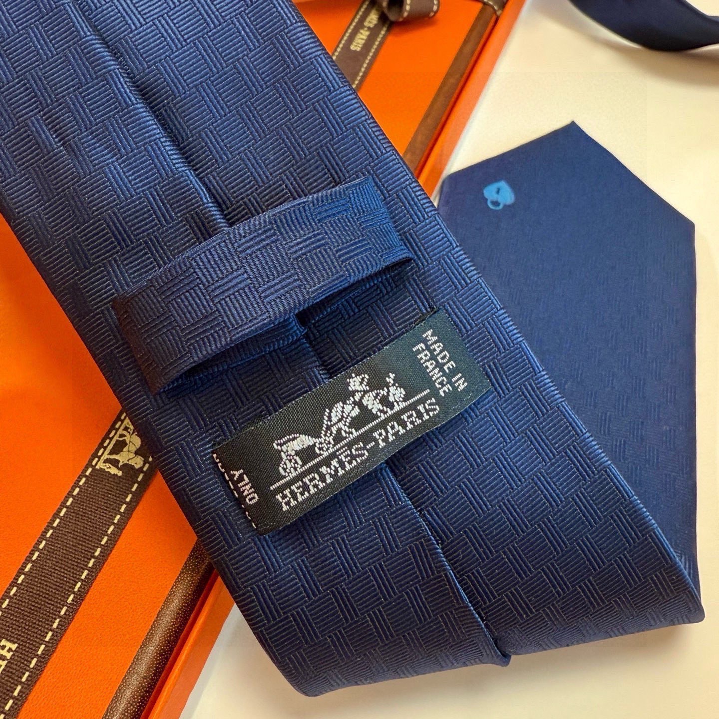 🌾“幸福之钥”官方新色到货！9色！爱马仕领带是每位男士衣橱中不可或缺的单品，也是一段故事的起源。仅有一条