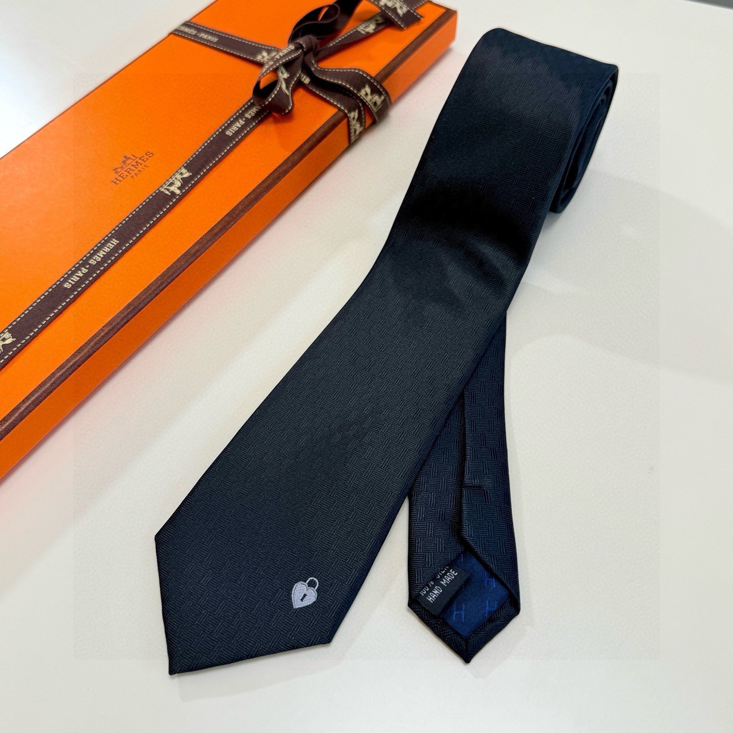 🌾“幸福之钥”官方新色到货！9色！爱马仕领带是每位男士衣橱中不可或缺的单品，也是一段故事的起源。仅有一条