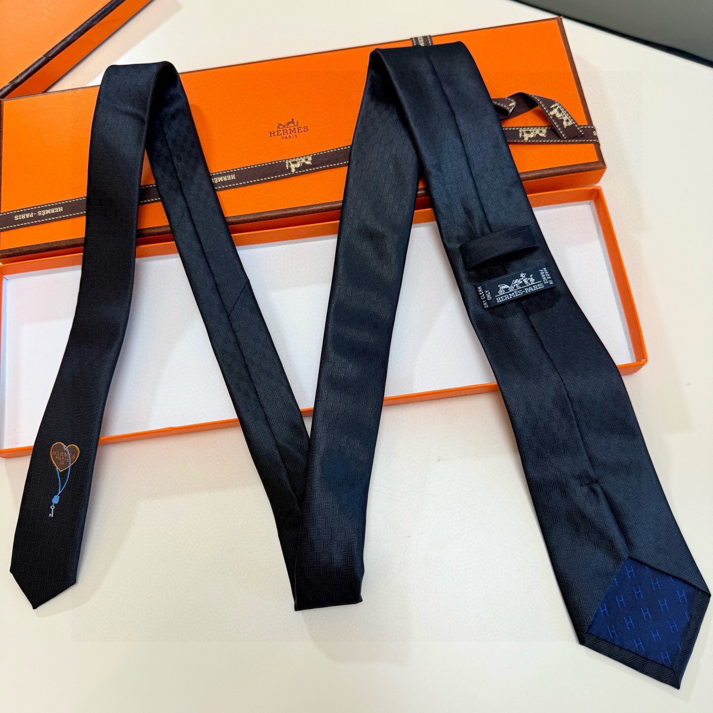 🌾“幸福之钥”官方新色到货！9色！爱马仕领带是每位男士衣橱中不可或缺的单品，也是一段故事的起源。仅有一条