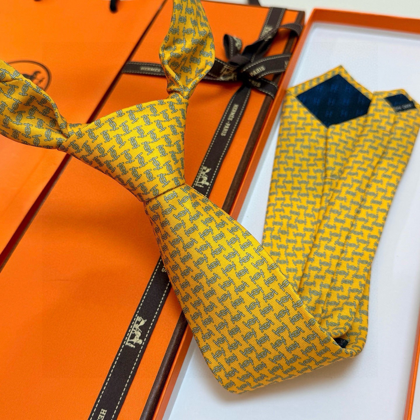 🌾 爱马仕官方同步新款【锚链韵律】 独家新款印花 男士领带，稀有爱马仕家每年都有一千条不同印花的领带面世