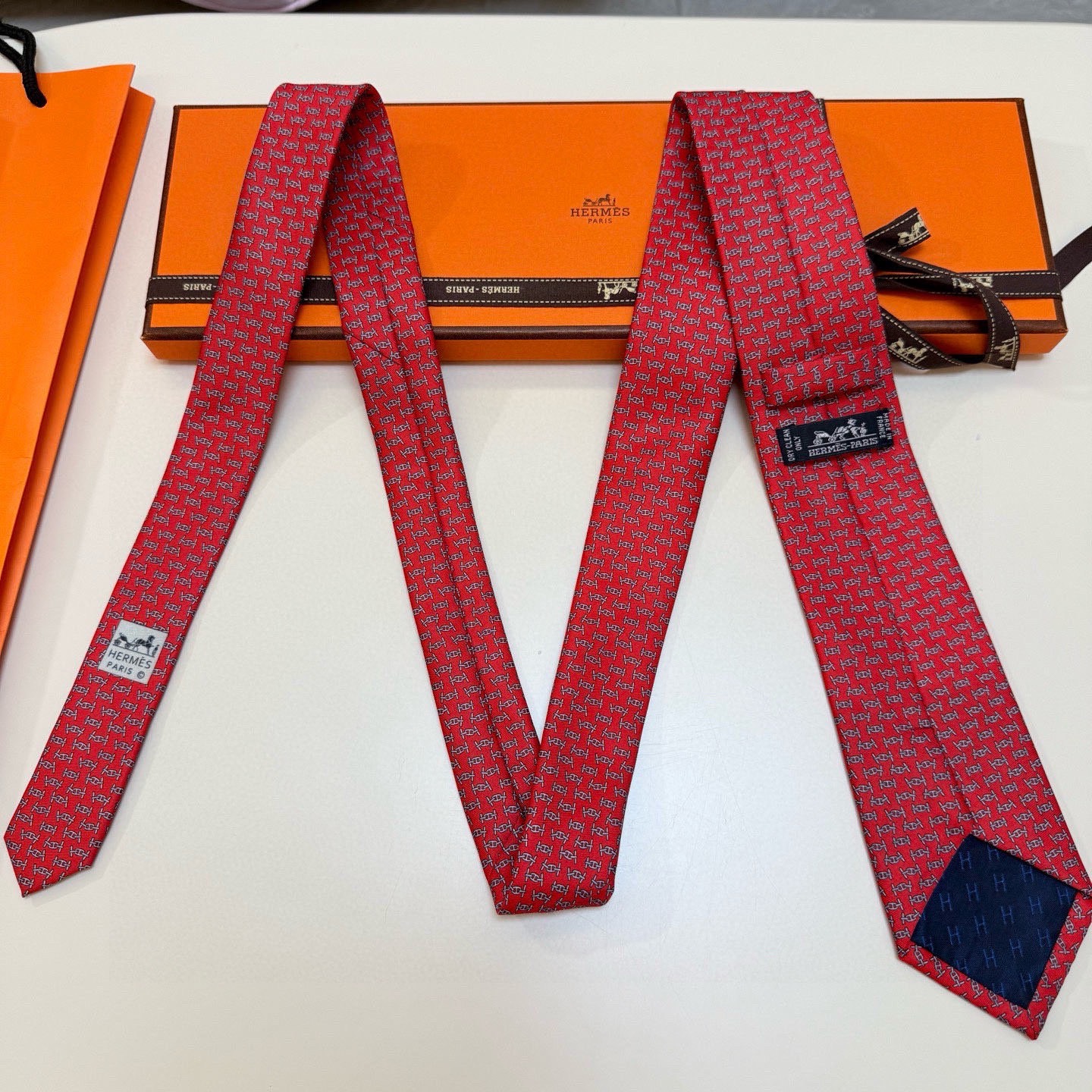 🌾 爱马仕官方同步新款【锚链韵律】 独家新款印花 男士领带，稀有爱马仕家每年都有一千条不同印花的领带面世