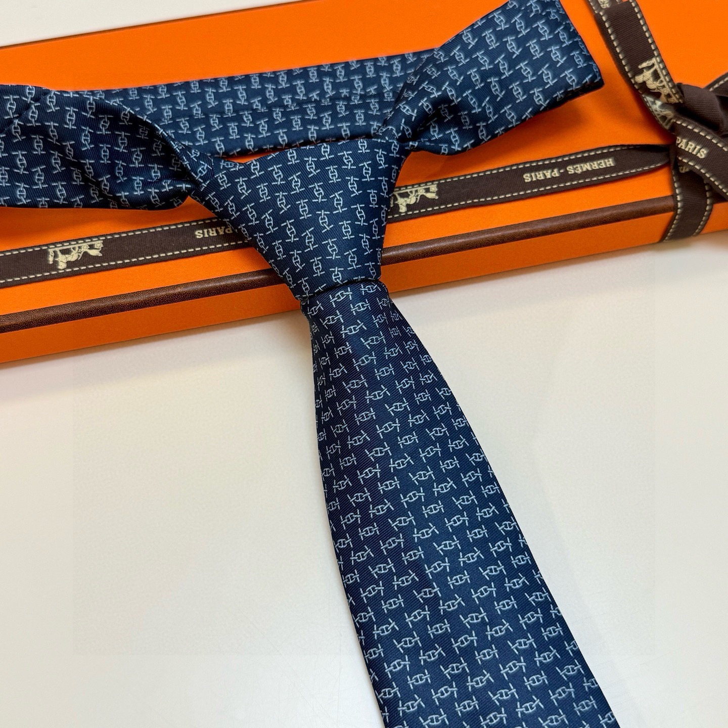 🌾 爱马仕官方同步新款【锚链韵律】 独家新款印花 男士领带，稀有爱马仕家每年都有一千条不同印花的领带面世