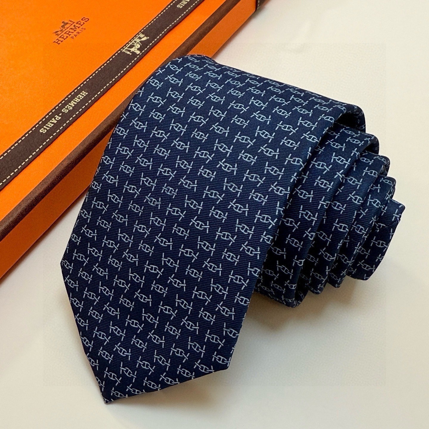 🌾 爱马仕官方同步新款【锚链韵律】 独家新款印花 男士领带，稀有爱马仕家每年都有一千条不同印花的领带面世