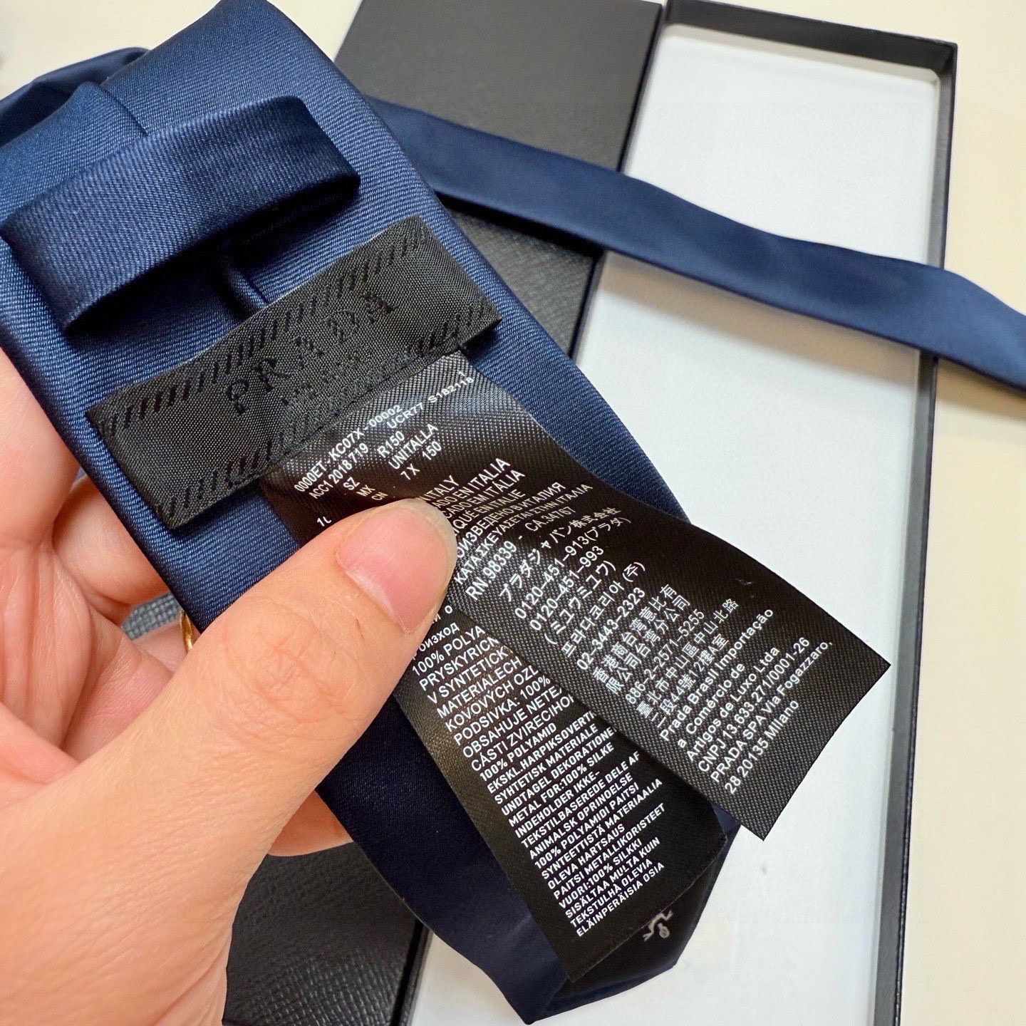 🌾P家经典领带中性款 Prada徽标领带，高端定制👑稀有😻😻展现精湛手工与时尚优雅的理想选择，这款采用P