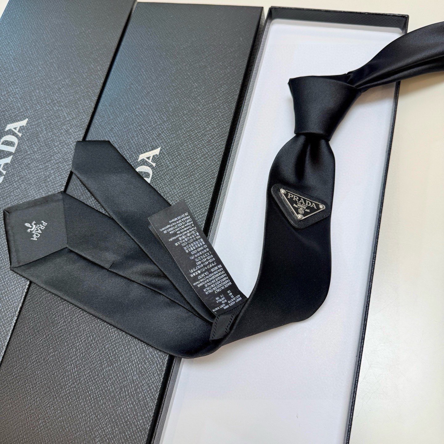 🌾P家经典领带中性款 Prada徽标领带，高端定制👑稀有😻😻展现精湛手工与时尚优雅的理想选择，这款采用P