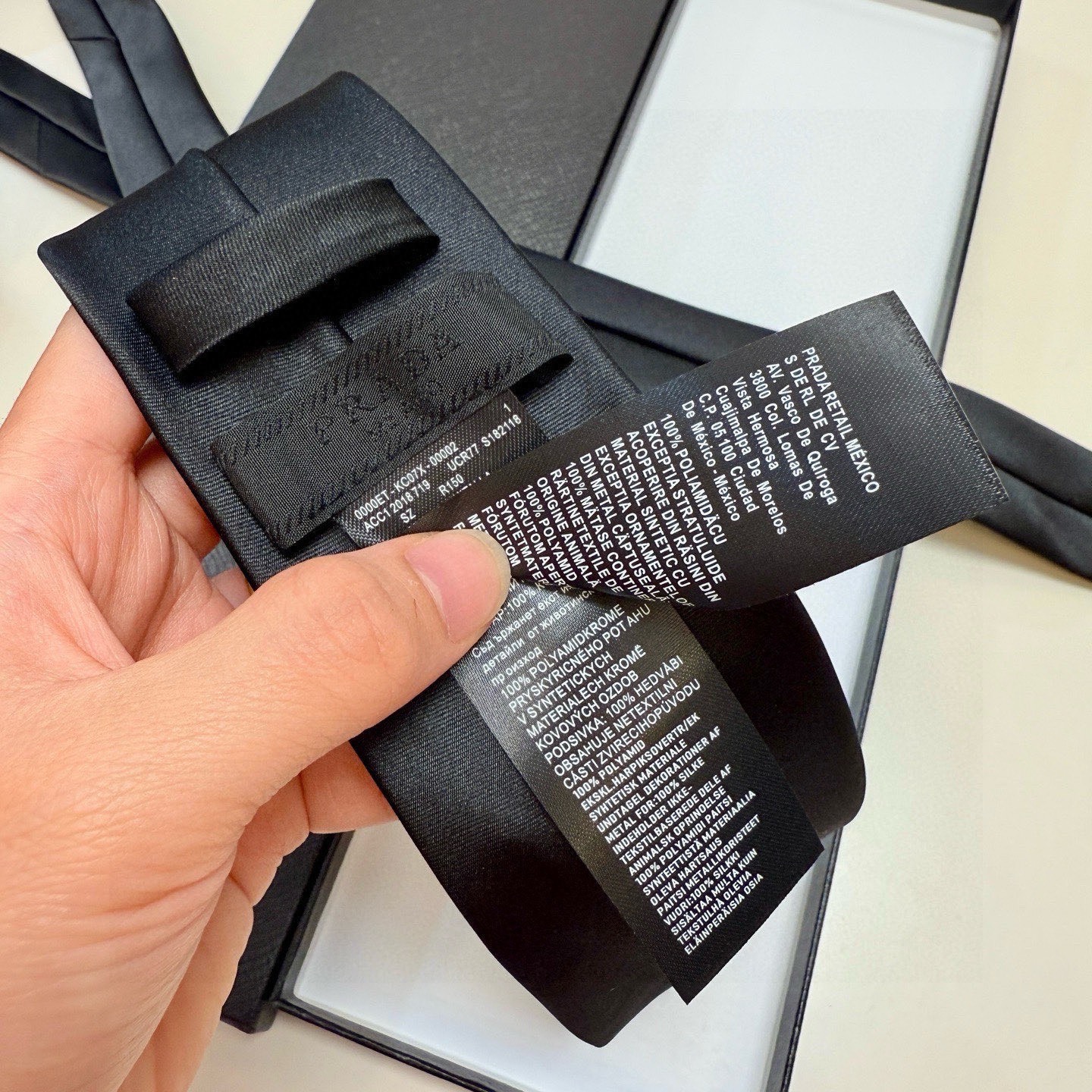 🌾P家经典领带中性款 Prada徽标领带，高端定制👑稀有😻😻展现精湛手工与时尚优雅的理想选择，这款采用P