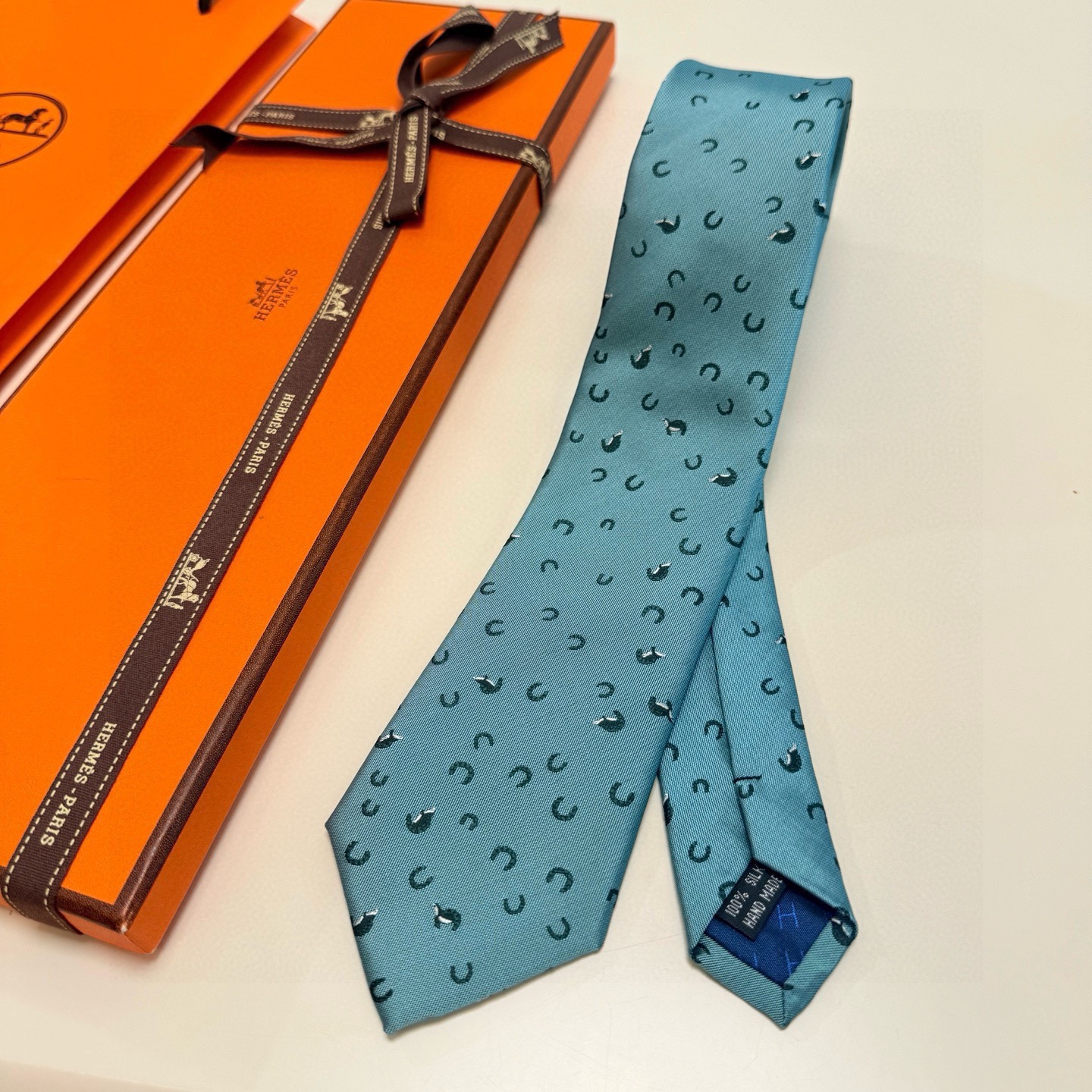 有货！🌾 爱马仕官方领带“出奇制胜”领带！爱马仕每年都有一千条不同印花的领带面世，从最初的多以几何图案表