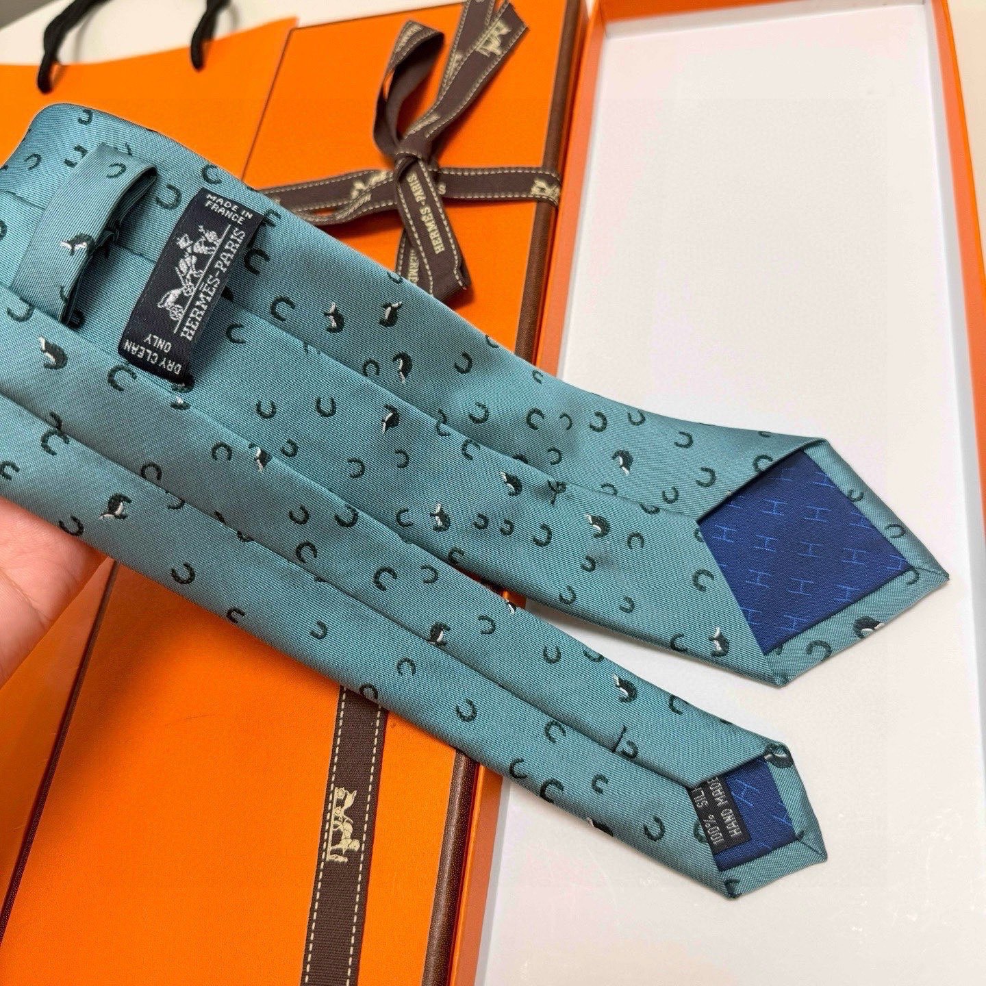有货！🌾 爱马仕官方领带“出奇制胜”领带！爱马仕每年都有一千条不同印花的领带面世，从最初的多以几何图案表