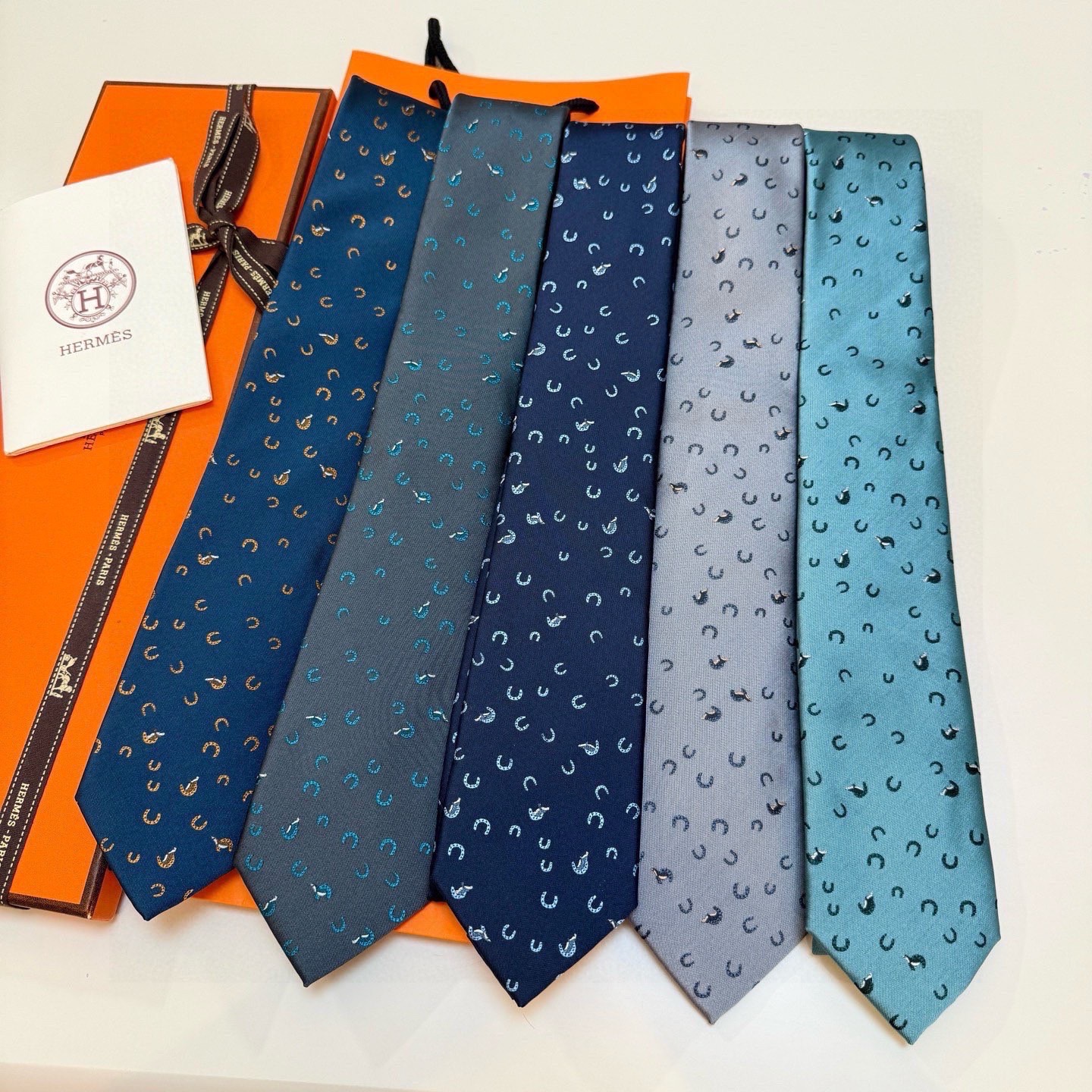 有货！🌾 爱马仕官方领带“出奇制胜”领带！爱马仕每年都有一千条不同印花的领带面世，从最初的多以几何图案表