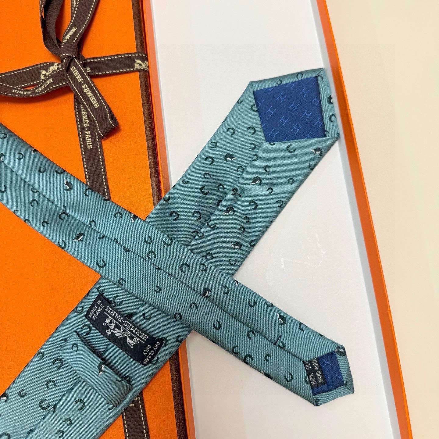 有货！🌾 爱马仕官方领带“出奇制胜”领带！爱马仕每年都有一千条不同印花的领带面世，从最初的多以几何图案表
