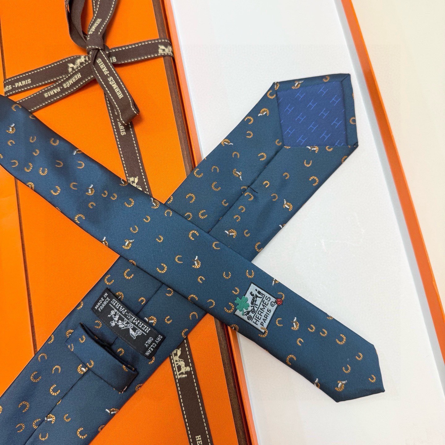 有货！🌾 爱马仕官方领带“出奇制胜”领带！爱马仕每年都有一千条不同印花的领带面世，从最初的多以几何图案表
