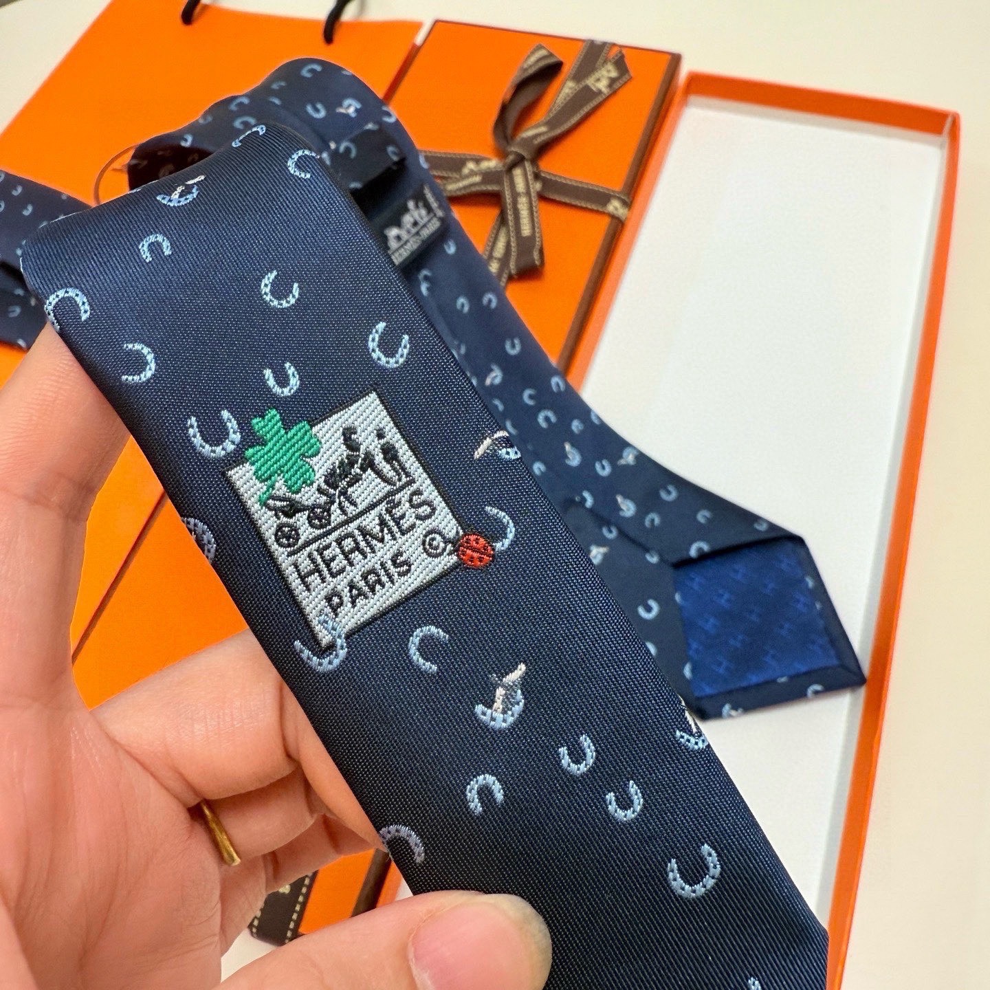 有货！🌾 爱马仕官方领带“出奇制胜”领带！爱马仕每年都有一千条不同印花的领带面世，从最初的多以几何图案表