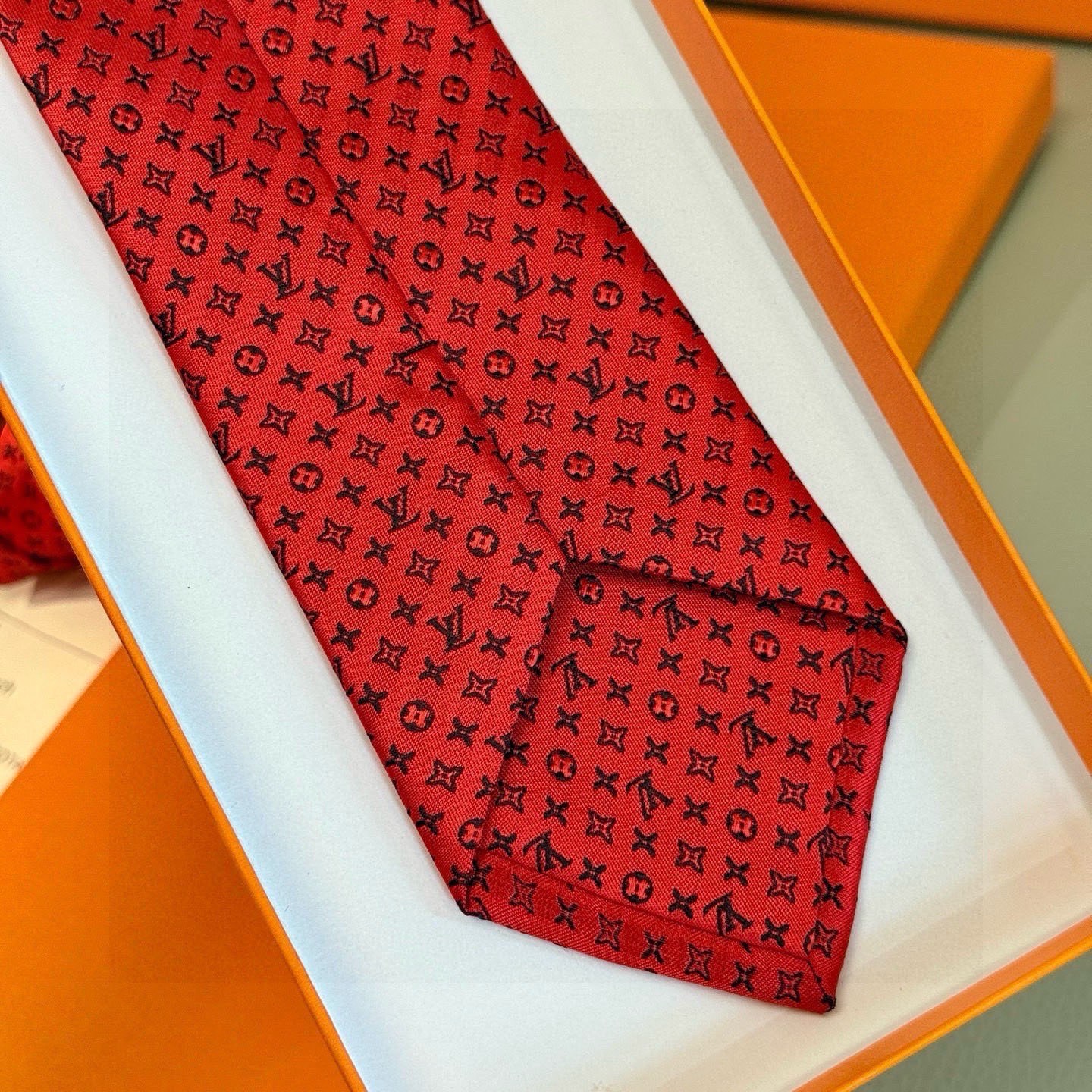 🌾男士领带系列【L标识花纹领带】👔👔，稀有😻😻Monogram Classic领带将经典路易威登风格与精