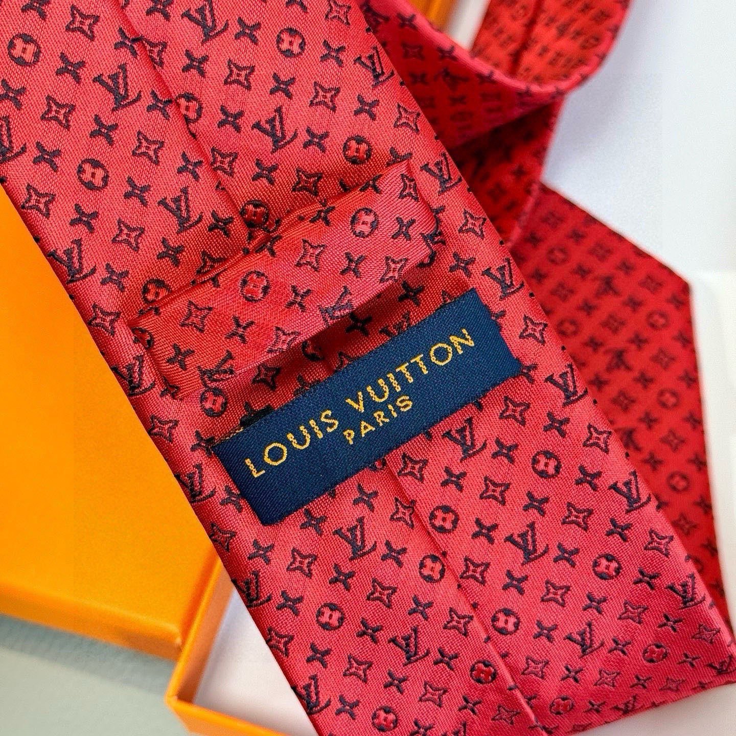 🌾男士领带系列【L标识花纹领带】👔👔，稀有😻😻Monogram Classic领带将经典路易威登风格与精