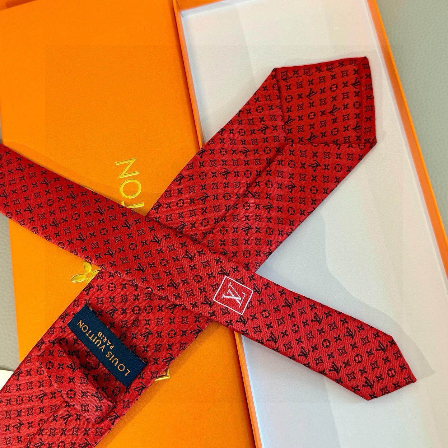 🌾男士领带系列【L标识花纹领带】👔👔，稀有😻😻Monogram Classic领带将经典路易威登风格与精