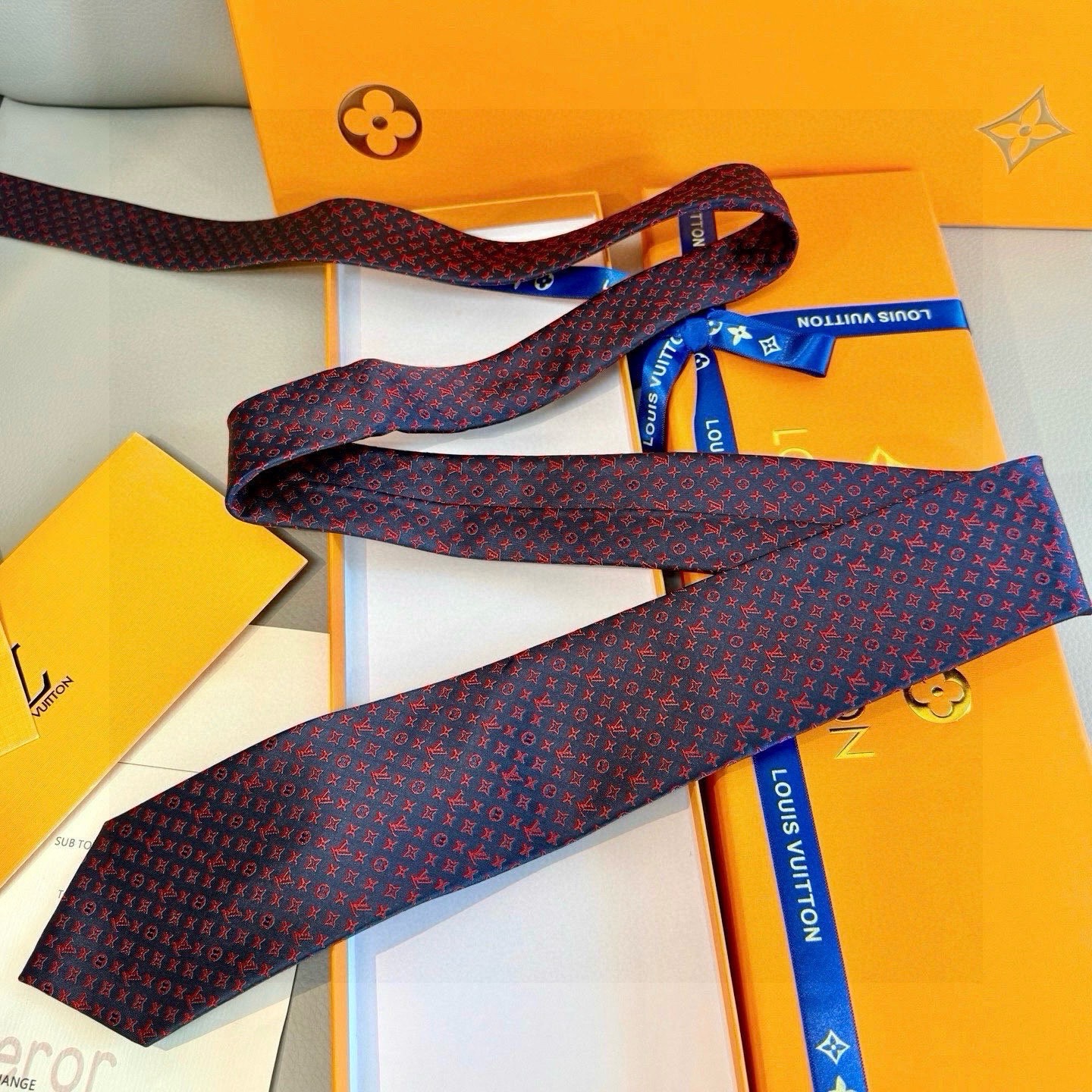 🌾男士领带系列【L标识花纹领带】👔👔，稀有😻😻Monogram Classic领带将经典路易威登风格与精