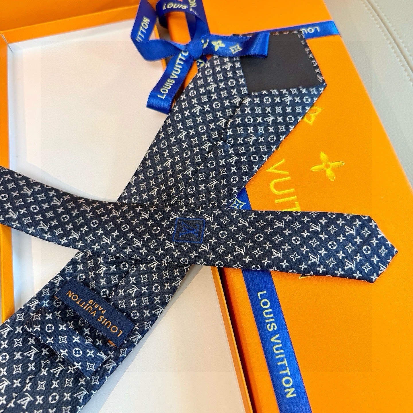 🌾男士领带系列【L标识花纹领带】👔👔，稀有😻😻Monogram Classic领带将经典路易威登风格与精