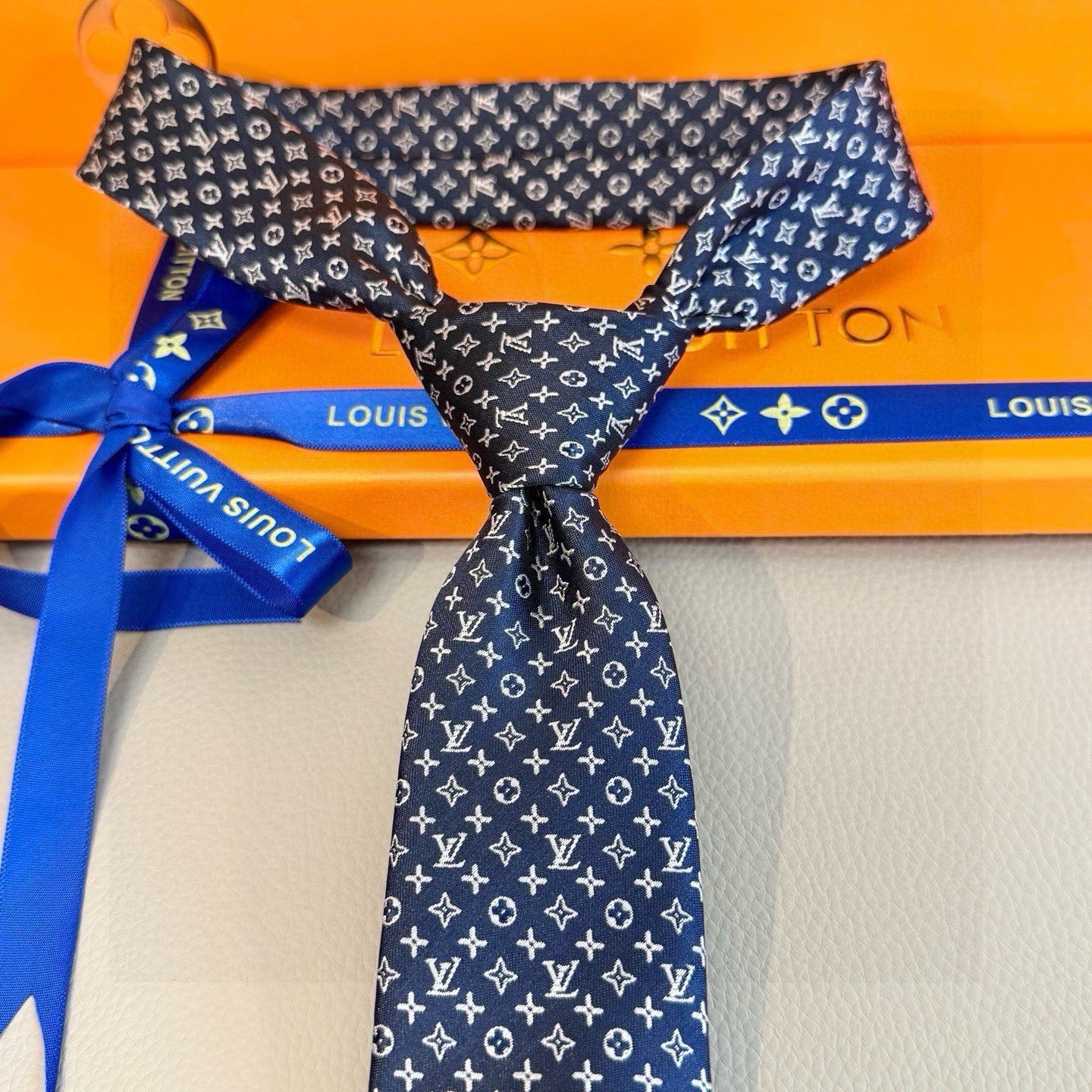 🌾男士领带系列【L标识花纹领带】👔👔，稀有😻😻Monogram Classic领带将经典路易威登风格与精