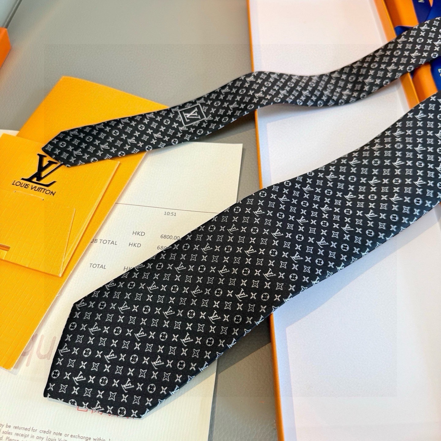 🌾男士领带系列【L标识花纹领带】👔👔，稀有😻😻Monogram Classic领带将经典路易威登风格与精