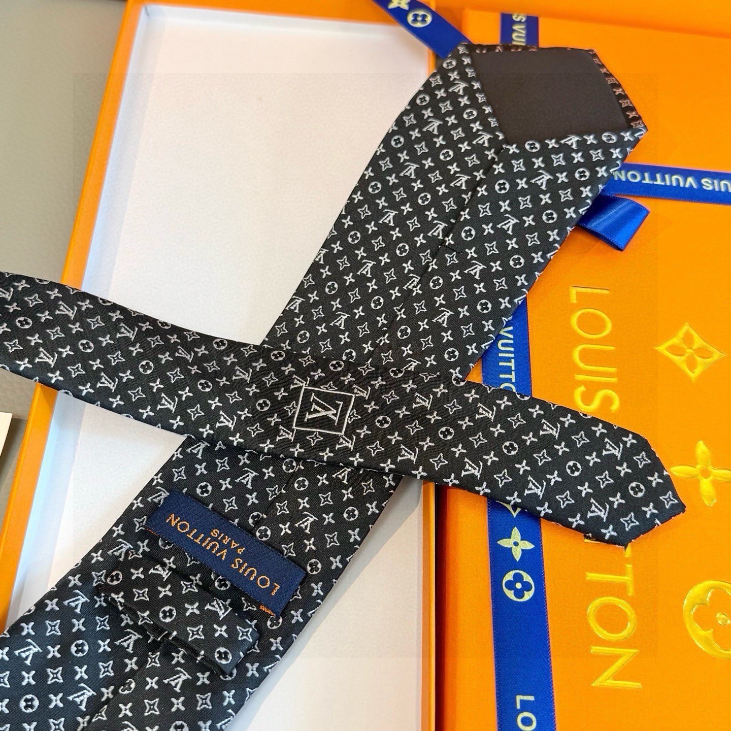 🌾男士领带系列【L标识花纹领带】👔👔，稀有😻😻Monogram Classic领带将经典路易威登风格与精