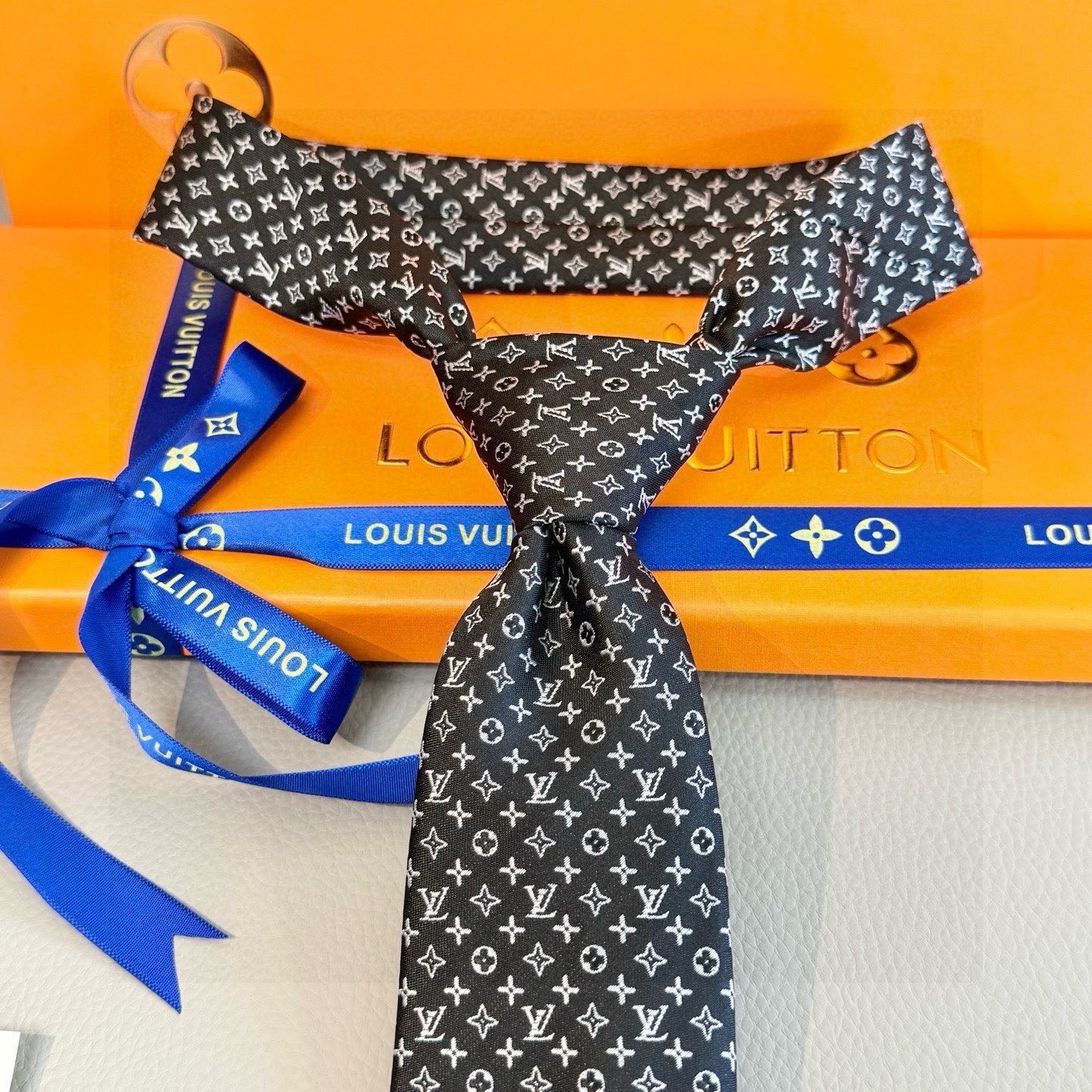 🌾男士领带系列【L标识花纹领带】👔👔，稀有😻😻Monogram Classic领带将经典路易威登风格与精