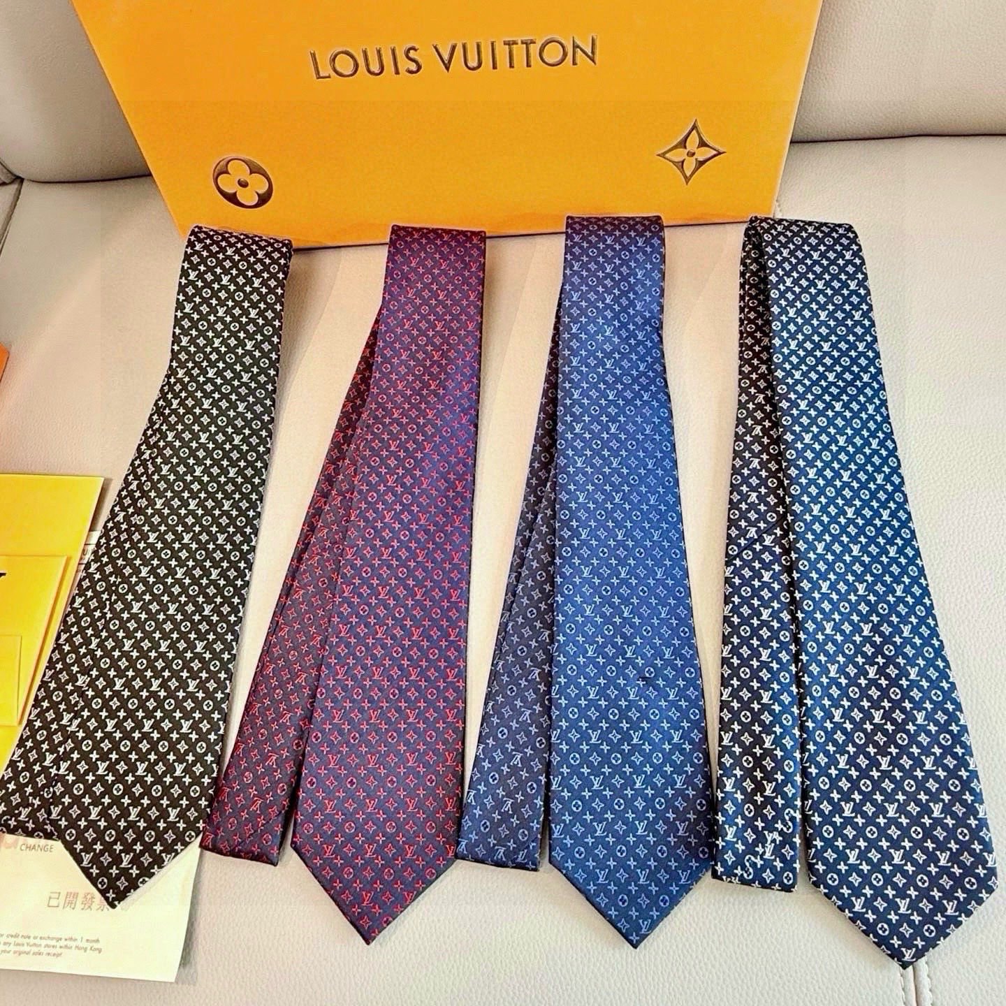 🌾男士领带系列【L标识花纹领带】👔👔，稀有😻😻Monogram Classic领带将经典路易威登风格与精