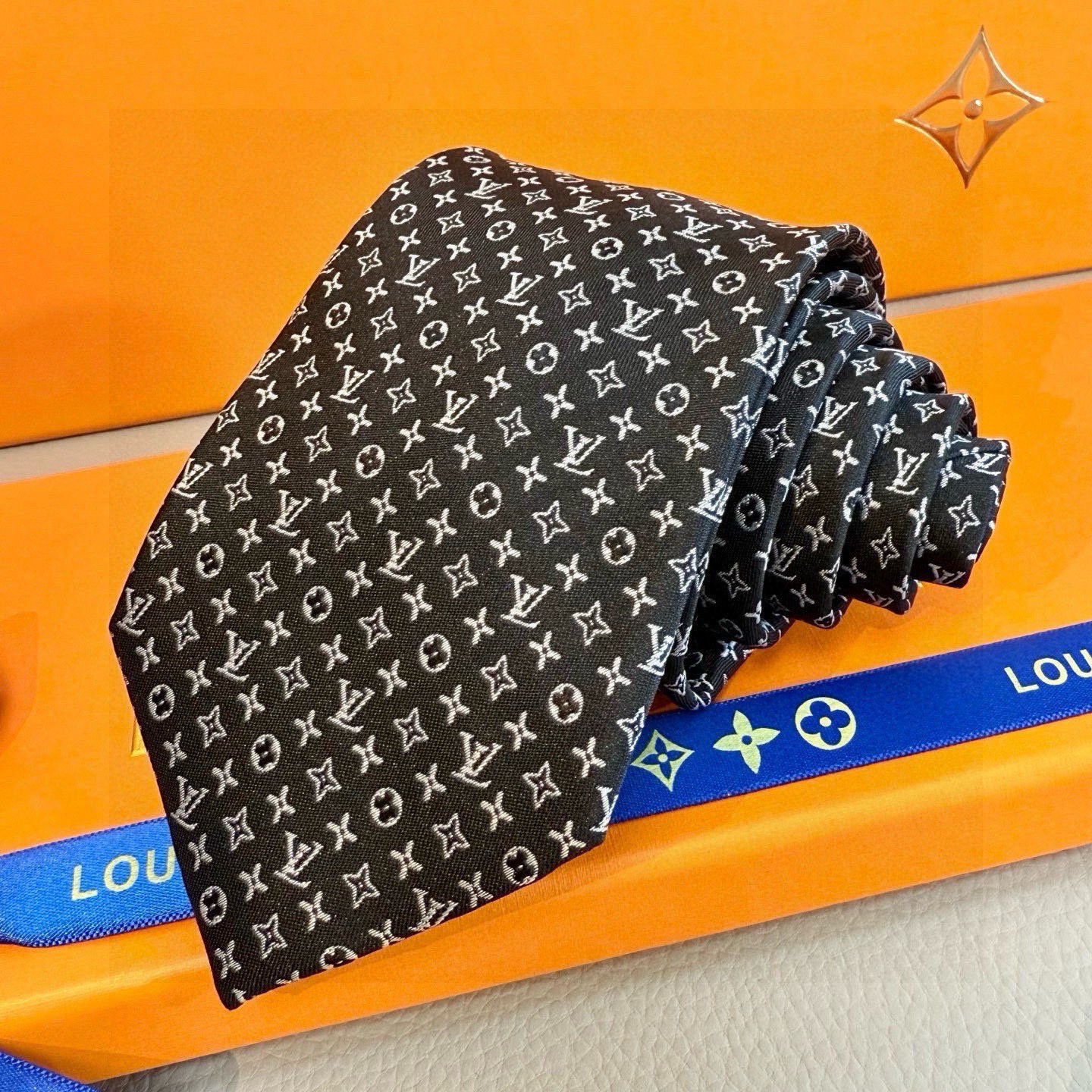 🌾男士领带系列【L标识花纹领带】👔👔，稀有😻😻Monogram Classic领带将经典路易威登风格与精