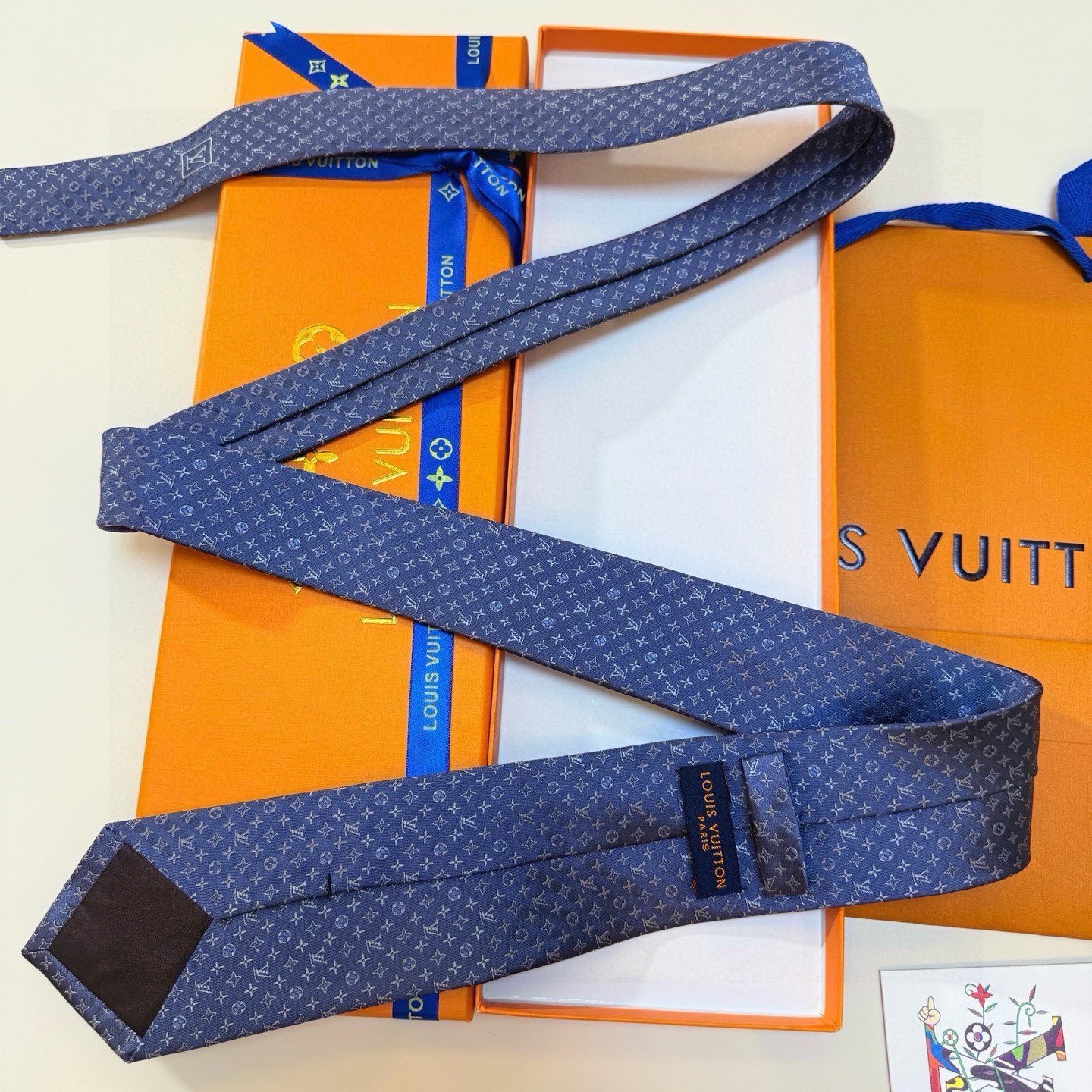 🌾男士领带系列【L标识花纹领带】👔👔，稀有😻😻Monogram Classic领带将经典路易威登风格与精