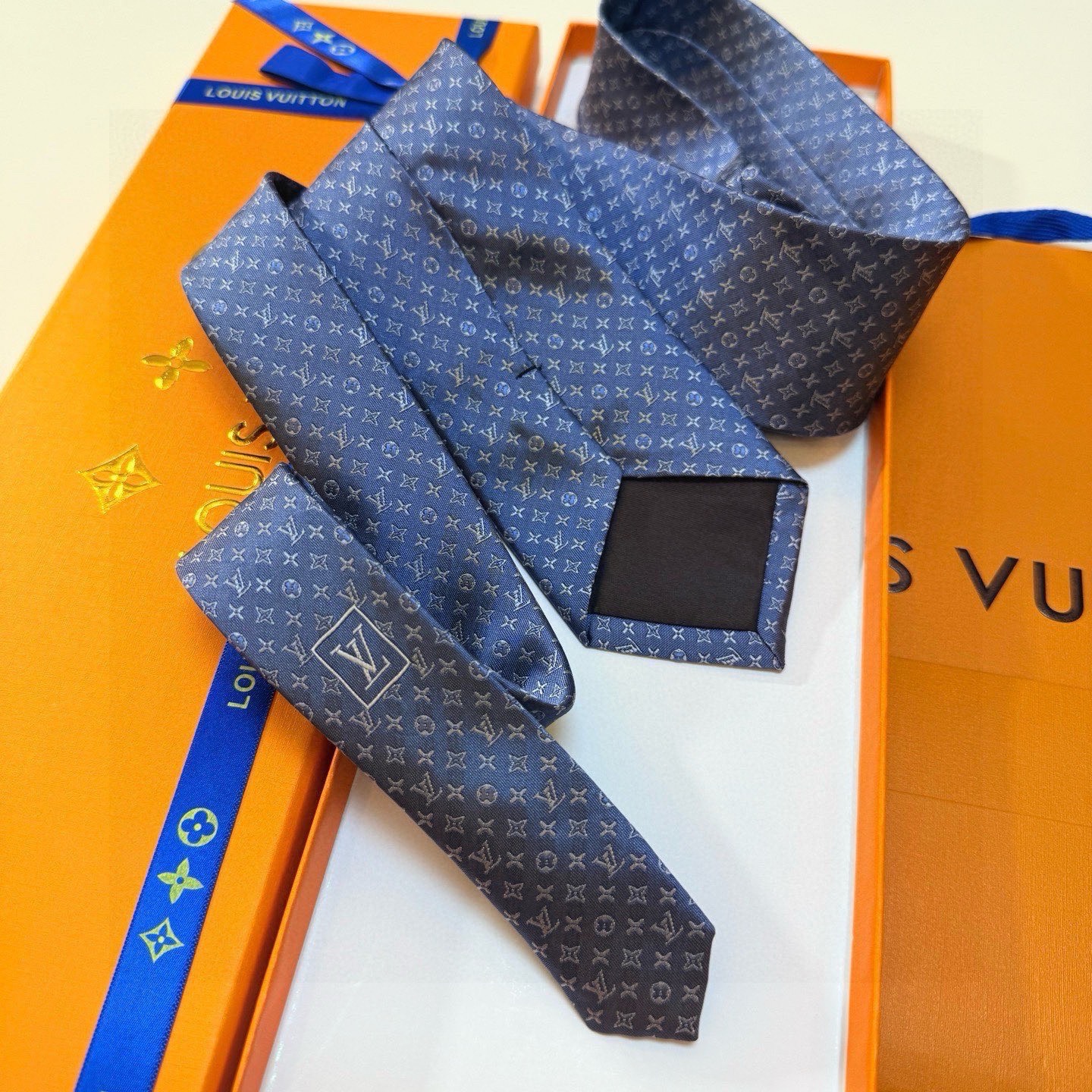 🌾男士领带系列【L标识花纹领带】👔👔，稀有😻😻Monogram Classic领带将经典路易威登风格与精