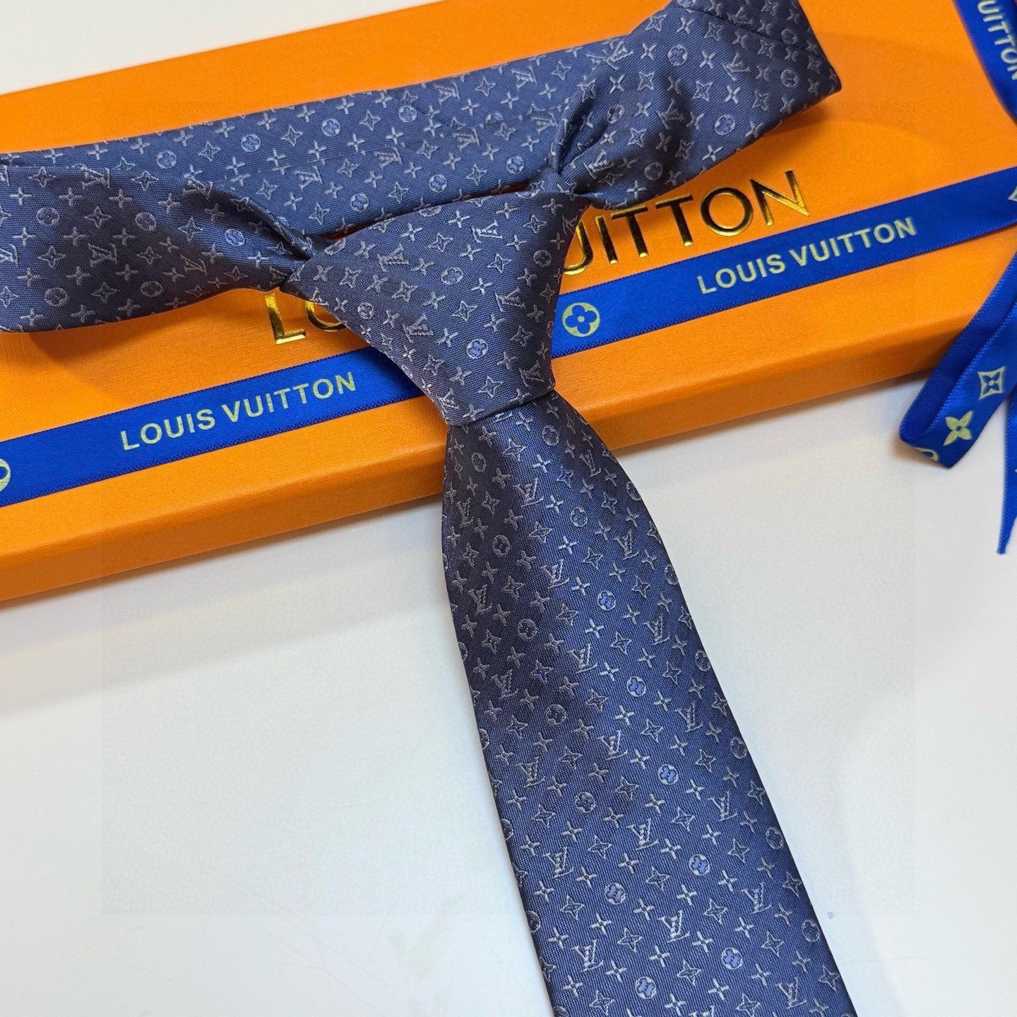 🌾男士领带系列【L标识花纹领带】👔👔，稀有😻😻Monogram Classic领带将经典路易威登风格与精