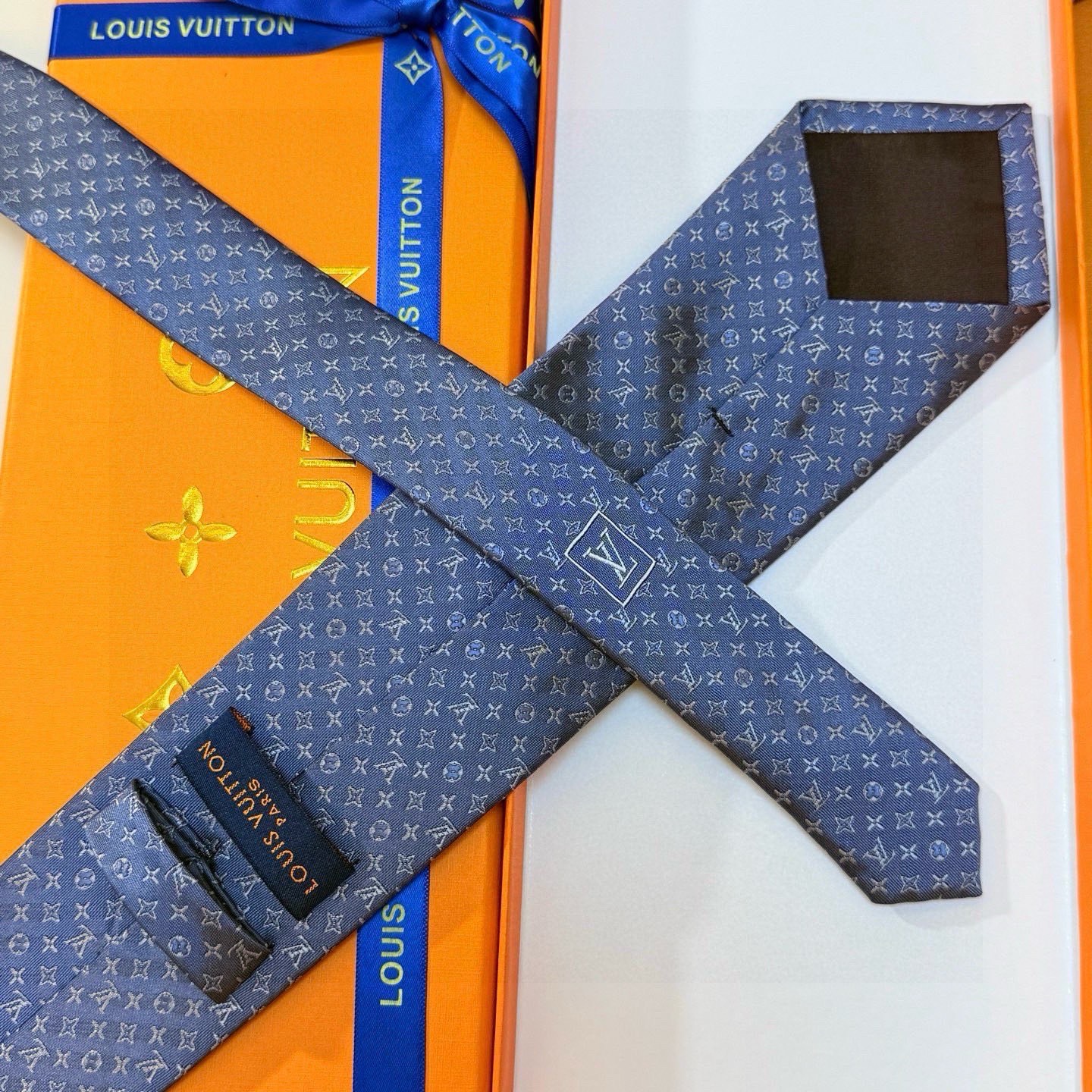 🌾男士领带系列【L标识花纹领带】👔👔，稀有😻😻Monogram Classic领带将经典路易威登风格与精