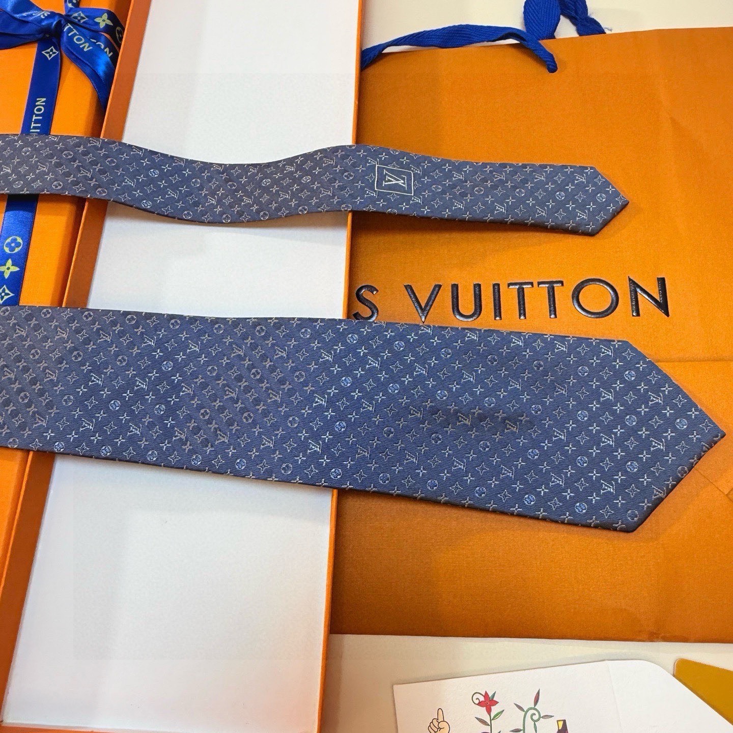 🌾男士领带系列【L标识花纹领带】👔👔，稀有😻😻Monogram Classic领带将经典路易威登风格与精