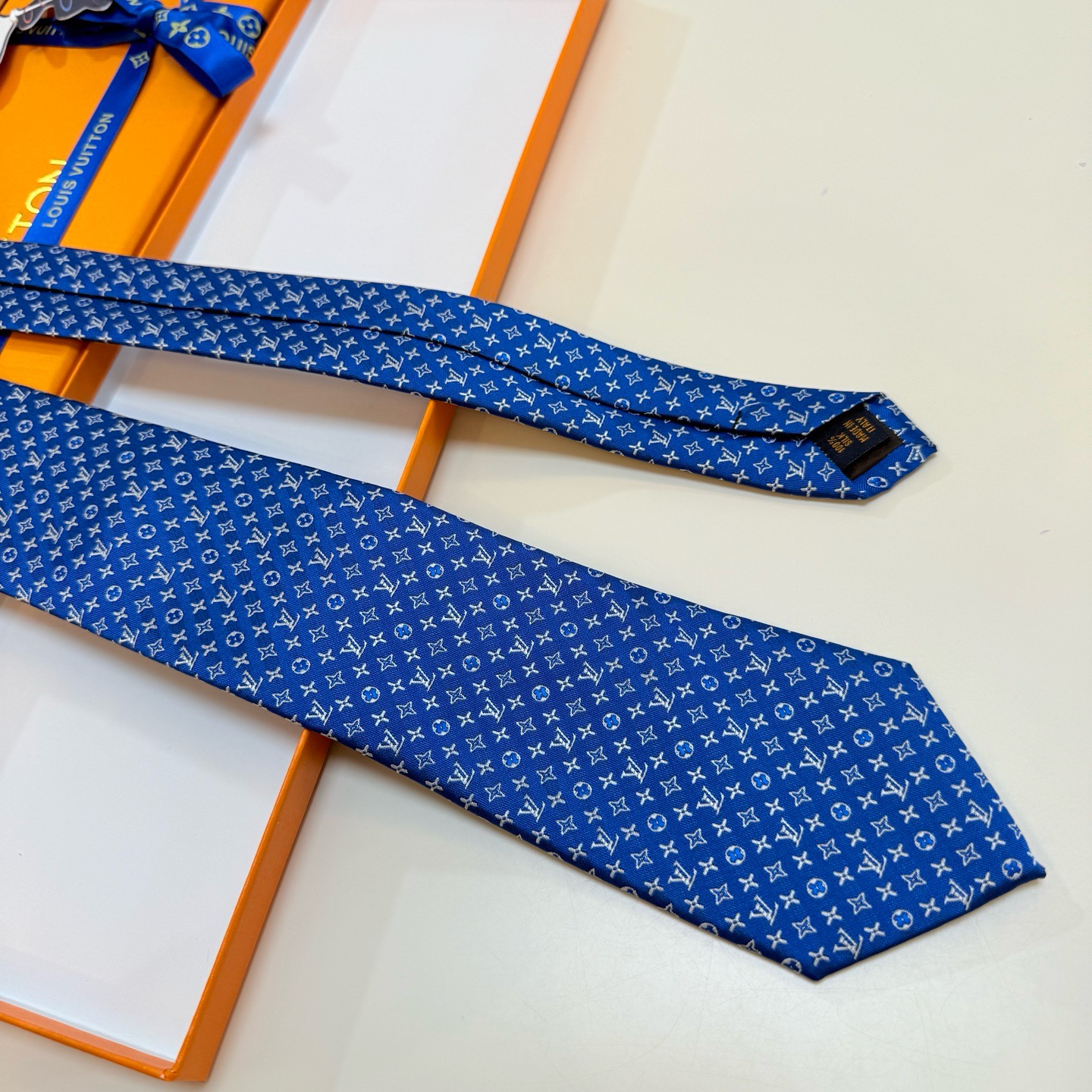 🌾男士领带系列【L标识花纹领带】👔👔，稀有😻😻Monogram Classic领带将经典路易威登风格与精