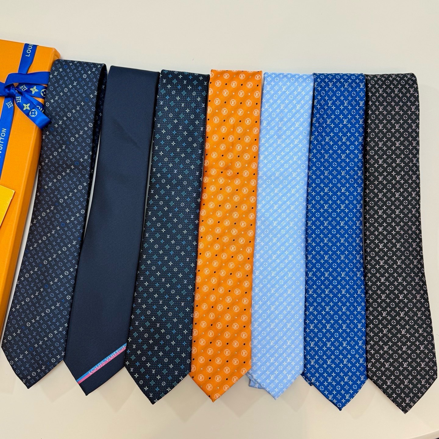 🌾男士领带系列【L标识花纹领带】👔👔，稀有😻😻Monogram Classic领带将经典路易威登风格与精