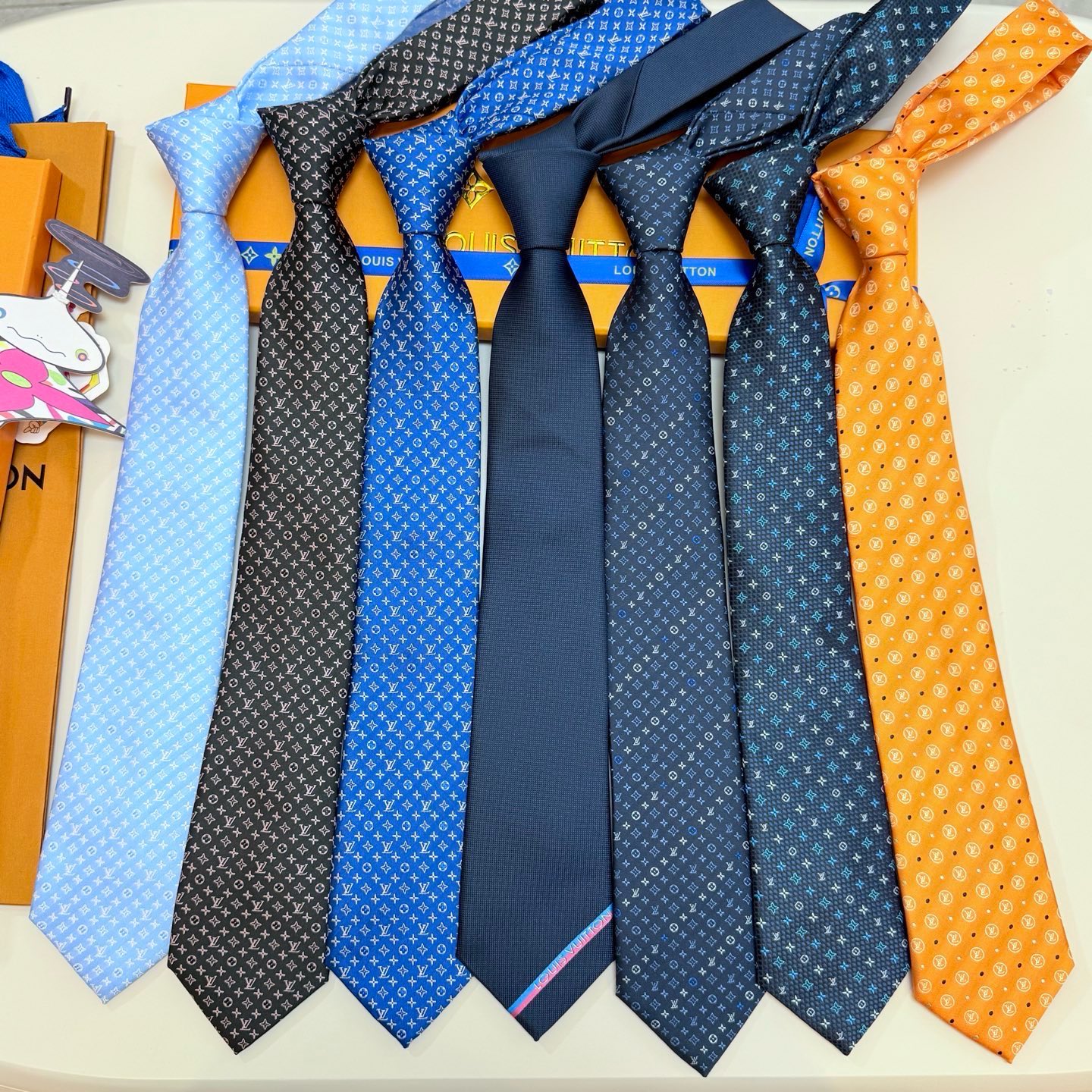 🌾男士领带系列【L标识花纹领带】👔👔，稀有😻😻Monogram Classic领带将经典路易威登风格与精