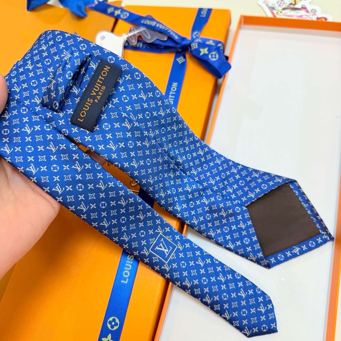 🌾男士领带系列【L标识花纹领带】👔👔，稀有😻😻Monogram Classic领带将经典路易威登风格与精