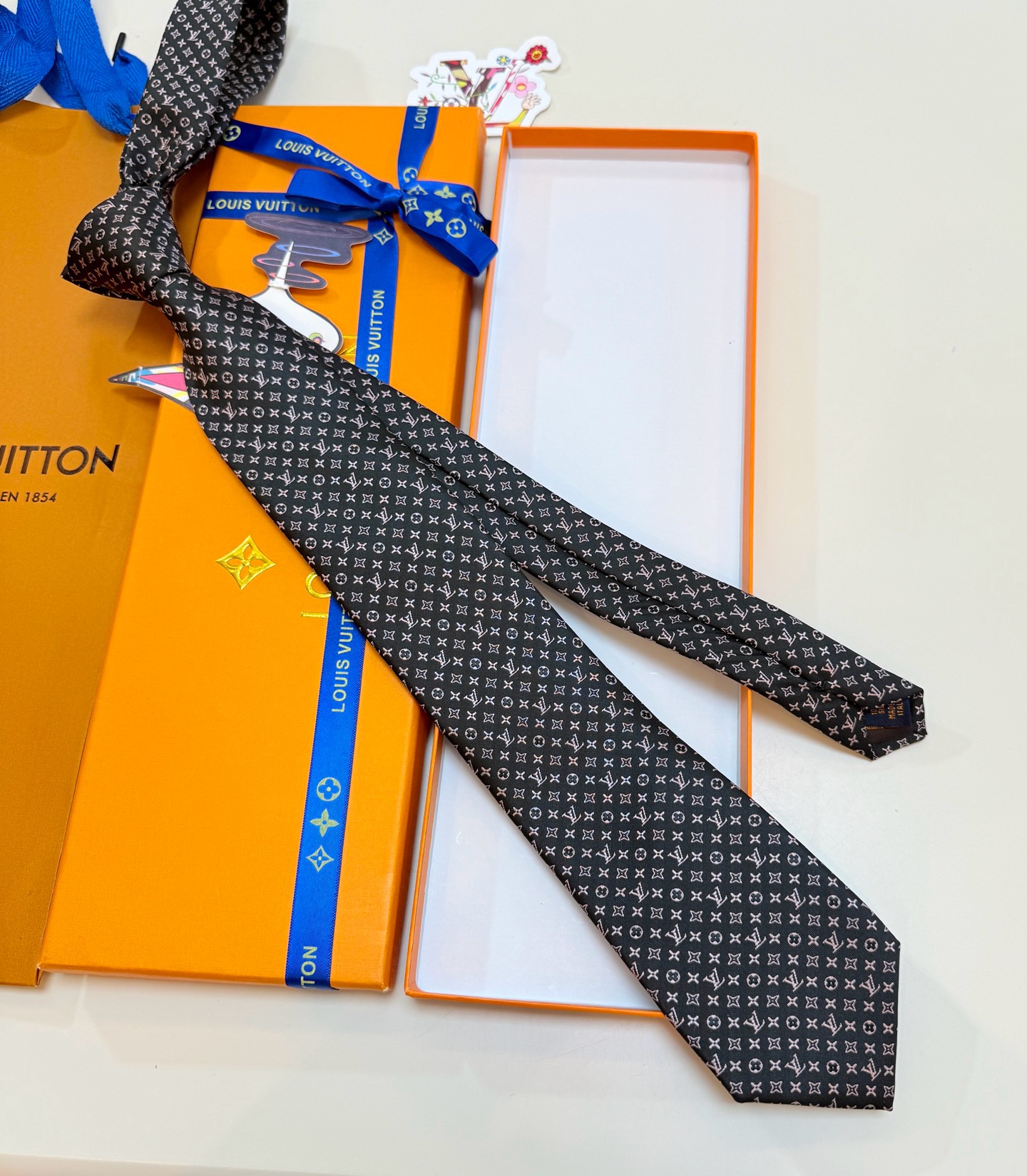 🌾男士领带系列【L标识花纹领带】👔👔，稀有😻😻Monogram Classic领带将经典路易威登风格与精