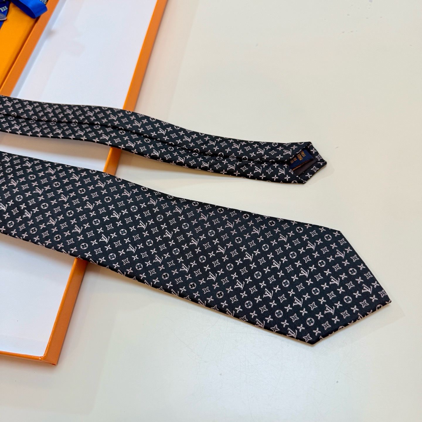 🌾男士领带系列【L标识花纹领带】👔👔，稀有😻😻Monogram Classic领带将经典路易威登风格与精