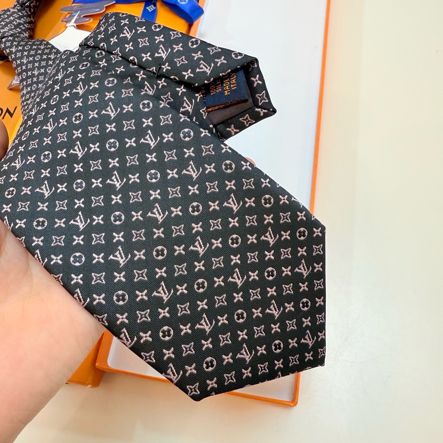 🌾男士领带系列【L标识花纹领带】👔👔，稀有😻😻Monogram Classic领带将经典路易威登风格与精