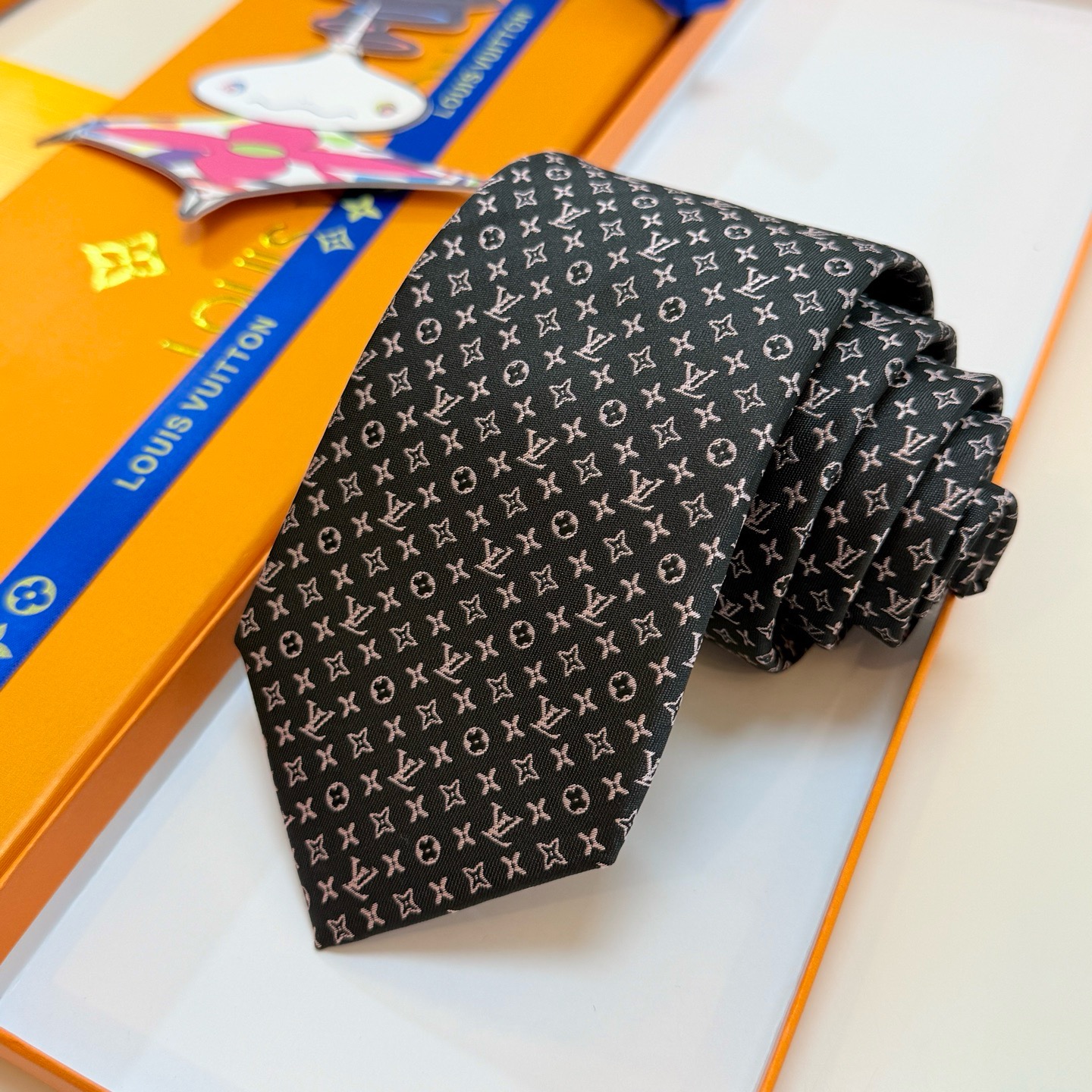 🌾男士领带系列【L标识花纹领带】👔👔，稀有😻😻Monogram Classic领带将经典路易威登风格与精