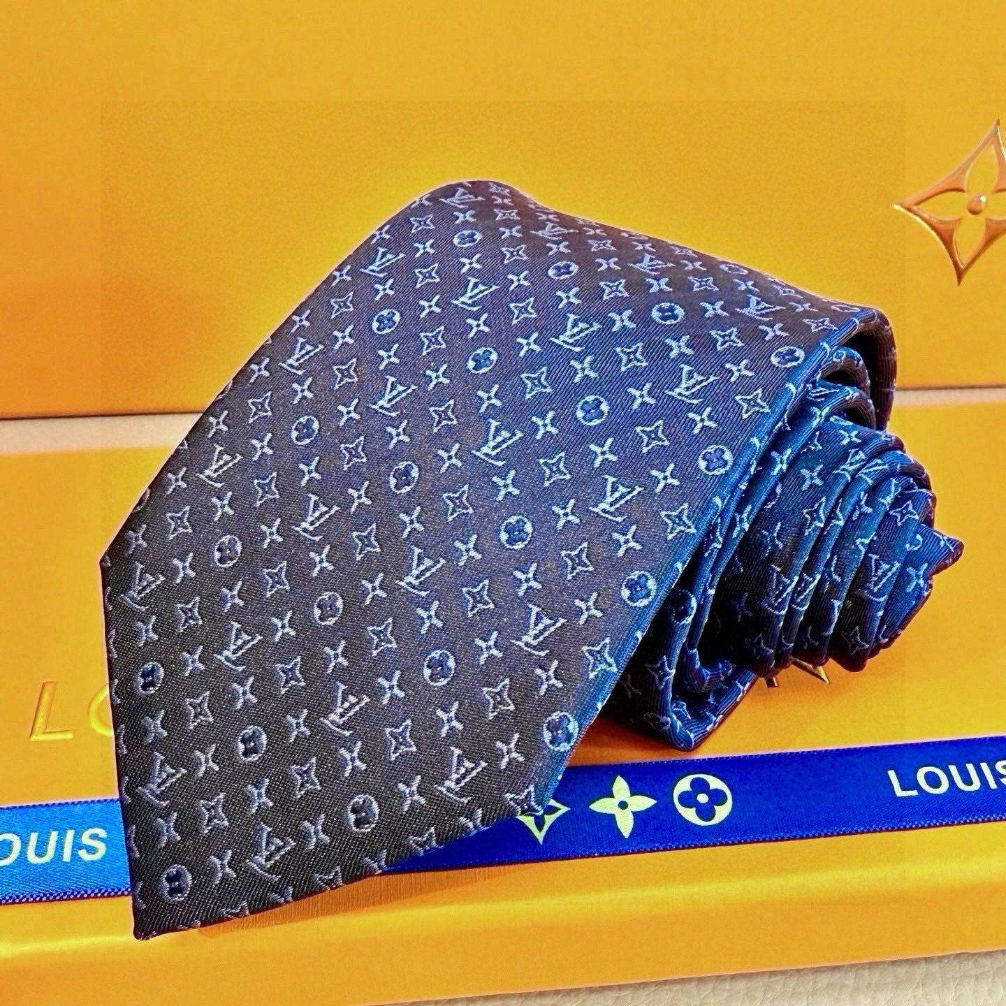 🌾男士领带系列【L标识花纹领带】👔👔，稀有😻😻Monogram Classic领带将经典路易威登风格与精