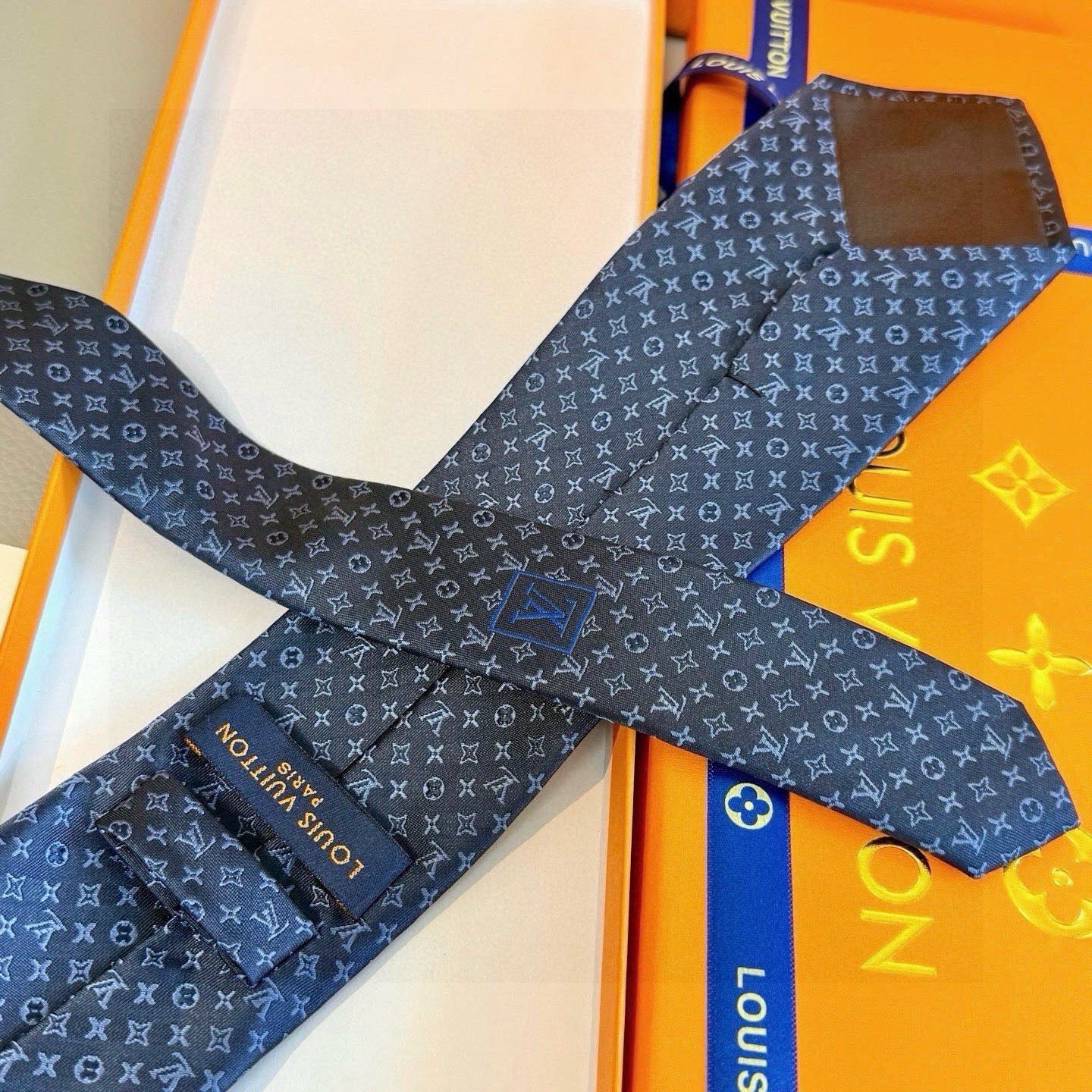 🌾男士领带系列【L标识花纹领带】👔👔，稀有😻😻Monogram Classic领带将经典路易威登风格与精