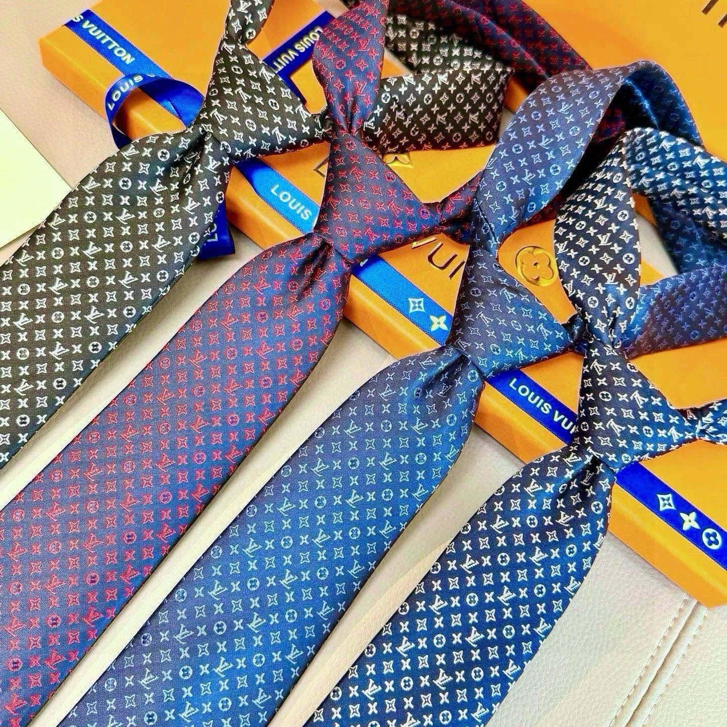 🌾男士领带系列【L标识花纹领带】👔👔，稀有😻😻Monogram Classic领带将经典路易威登风格与精